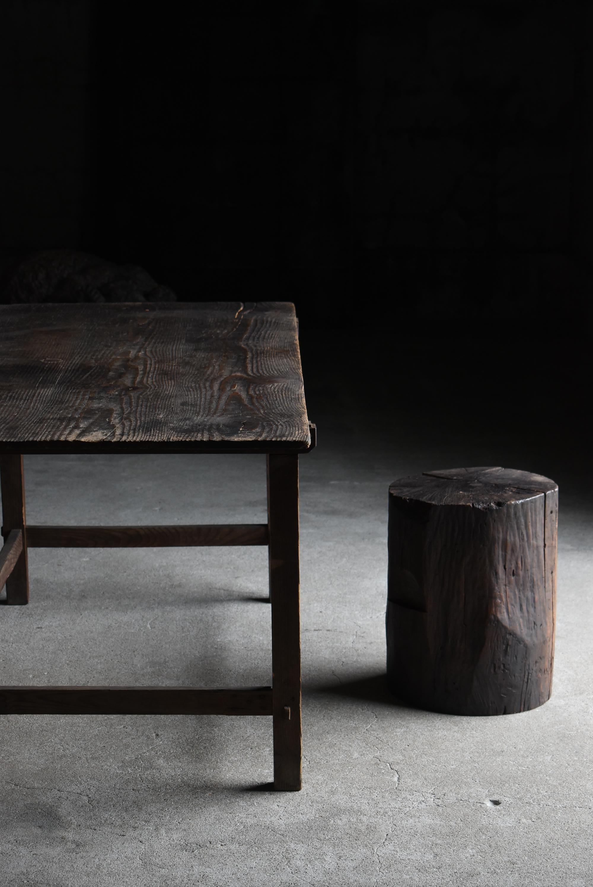 This is a very old Japanese stump stool.
It is from the Meiji period (1860s-1900s).
It is carved from a large walnut tree.

The cracks in the wood also accentuate the stool, giving it a strong and dynamic impression.
The long passage of time has
