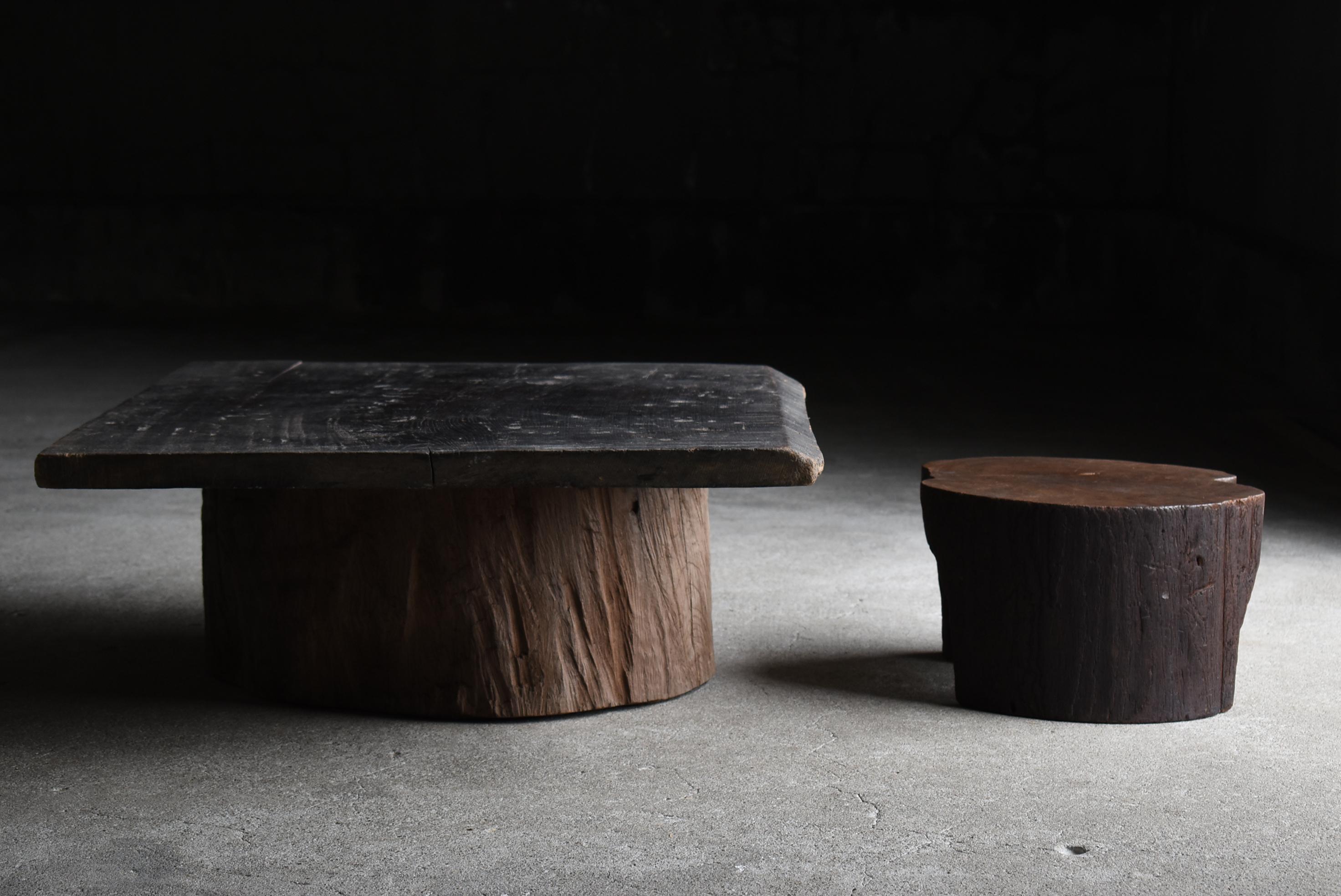 Very old Japanese primitive stool.
It was made during the Meiji period (1860s-1900s).
The material is zelkova.

It is sturdy and stable.
The grain of the zelkova wood is beautiful.

It is recommended not only as a chair, but also as a side