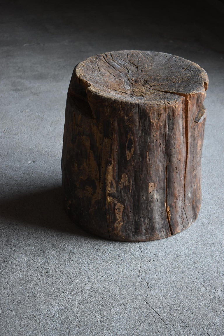 This is an old Japanese stump stool.
This item is from the Meiji period (1860s-1900s).
It is carved from a large cedar tree.

It has a strong and dynamic impression.
The grain of the cedar wood is also beautiful.
It is easy to sit on as your