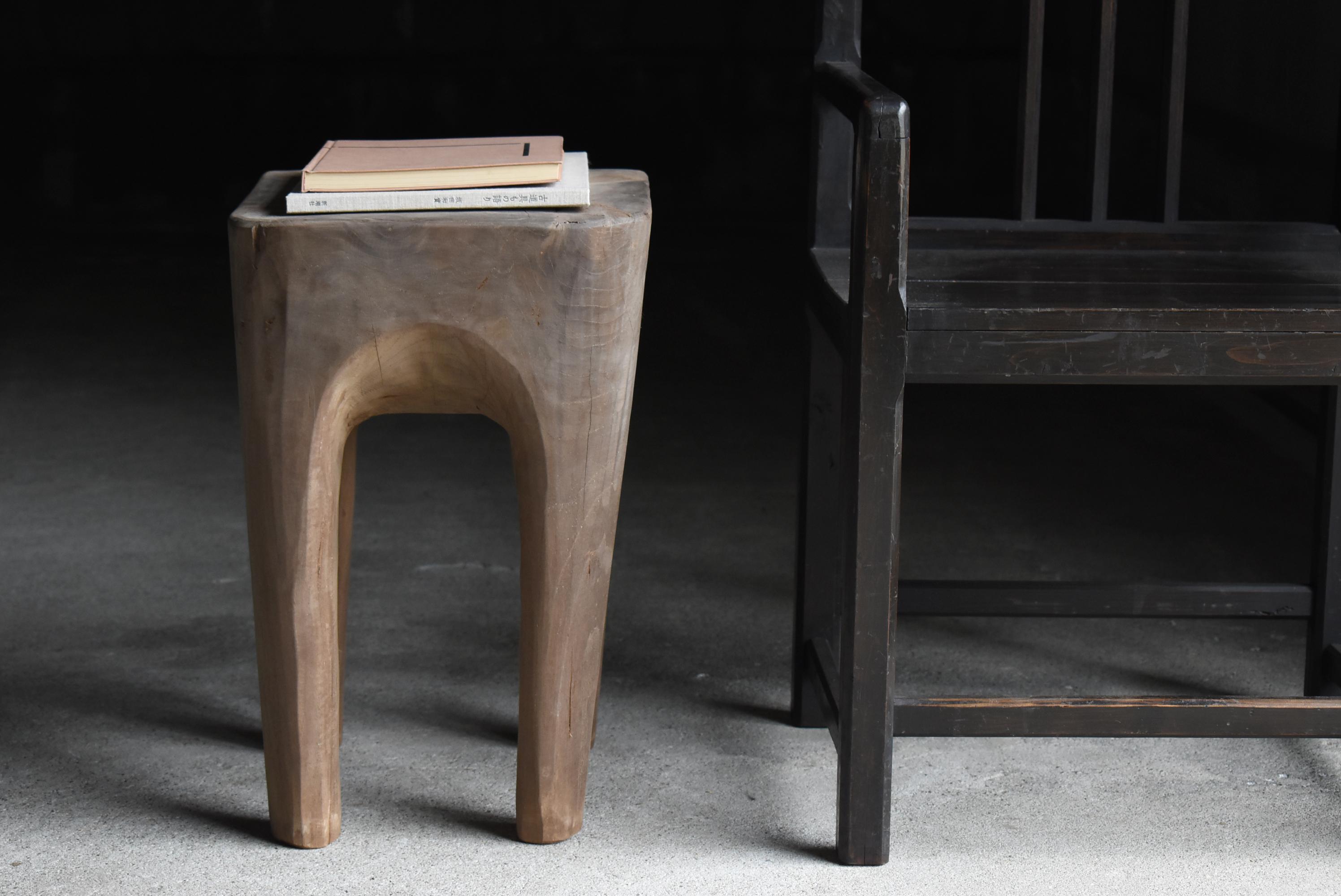 Very old primitive style stool made in Japan.
This furniture is from the early Showa period (1860s-1920s).
The material is believed to be zelkova wood.

It is boldly carved from a large piece of zelkova wood.
It is also attractive that it still