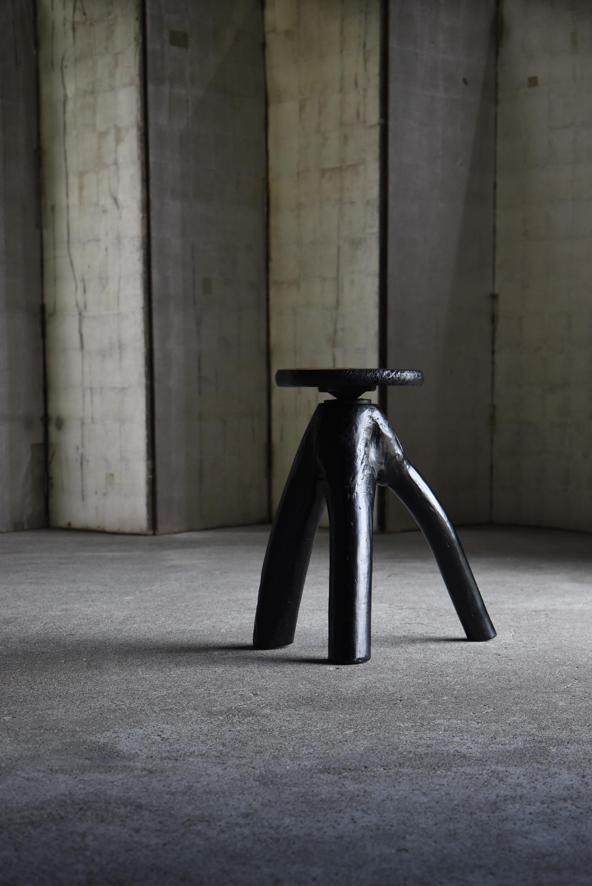 This is a very old Japanese wooden stool.
It was made in the early Showa period (1900s-1940s).
The seat is made of cedar and the legs are made of zelkova.

The legs are made of branch wood, making it a novel and dynamic piece of furniture.
The