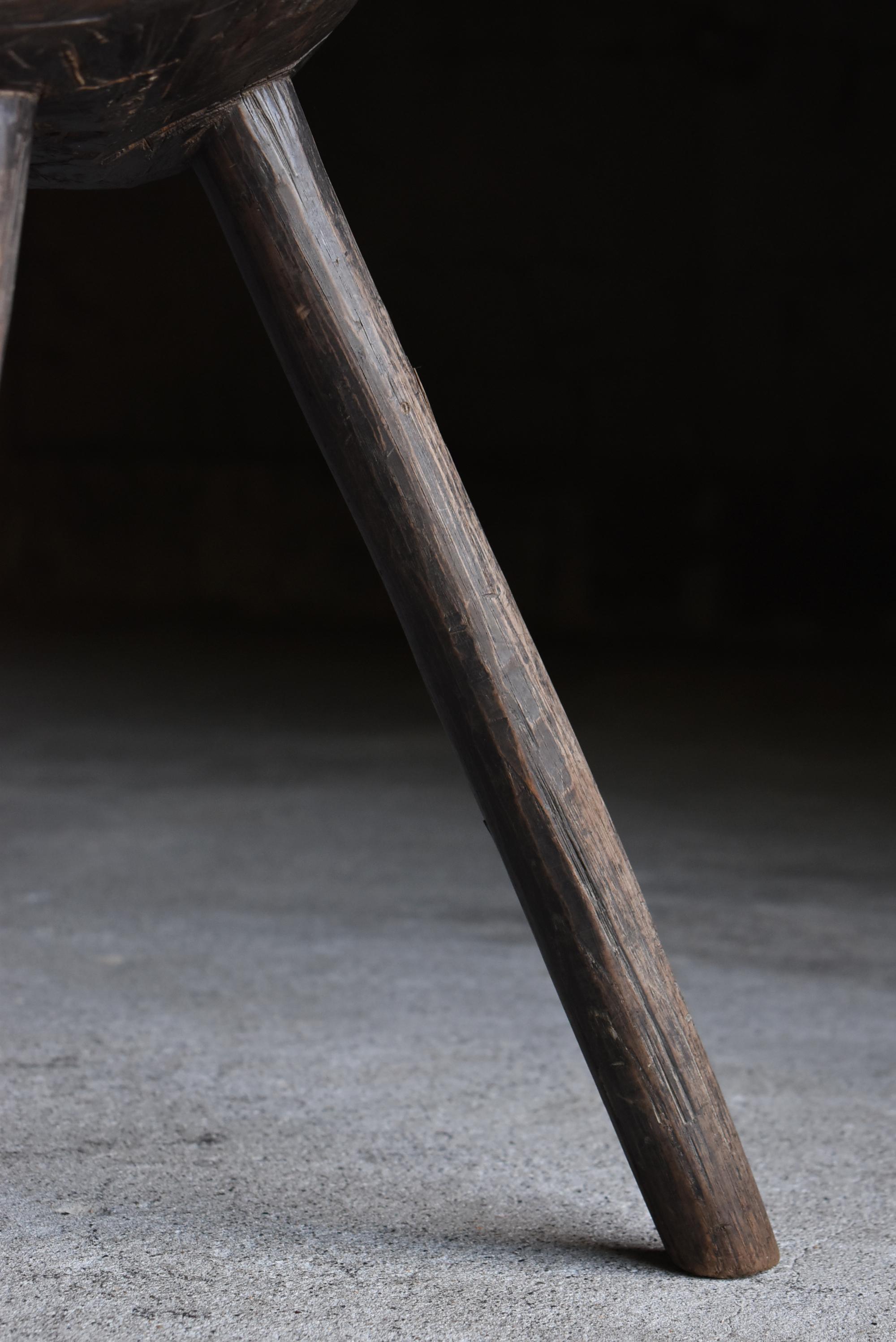 Antiker japanischer Primitivhocker - aus einem massiven Block geschnitzt / Wabisabi im Angebot 3