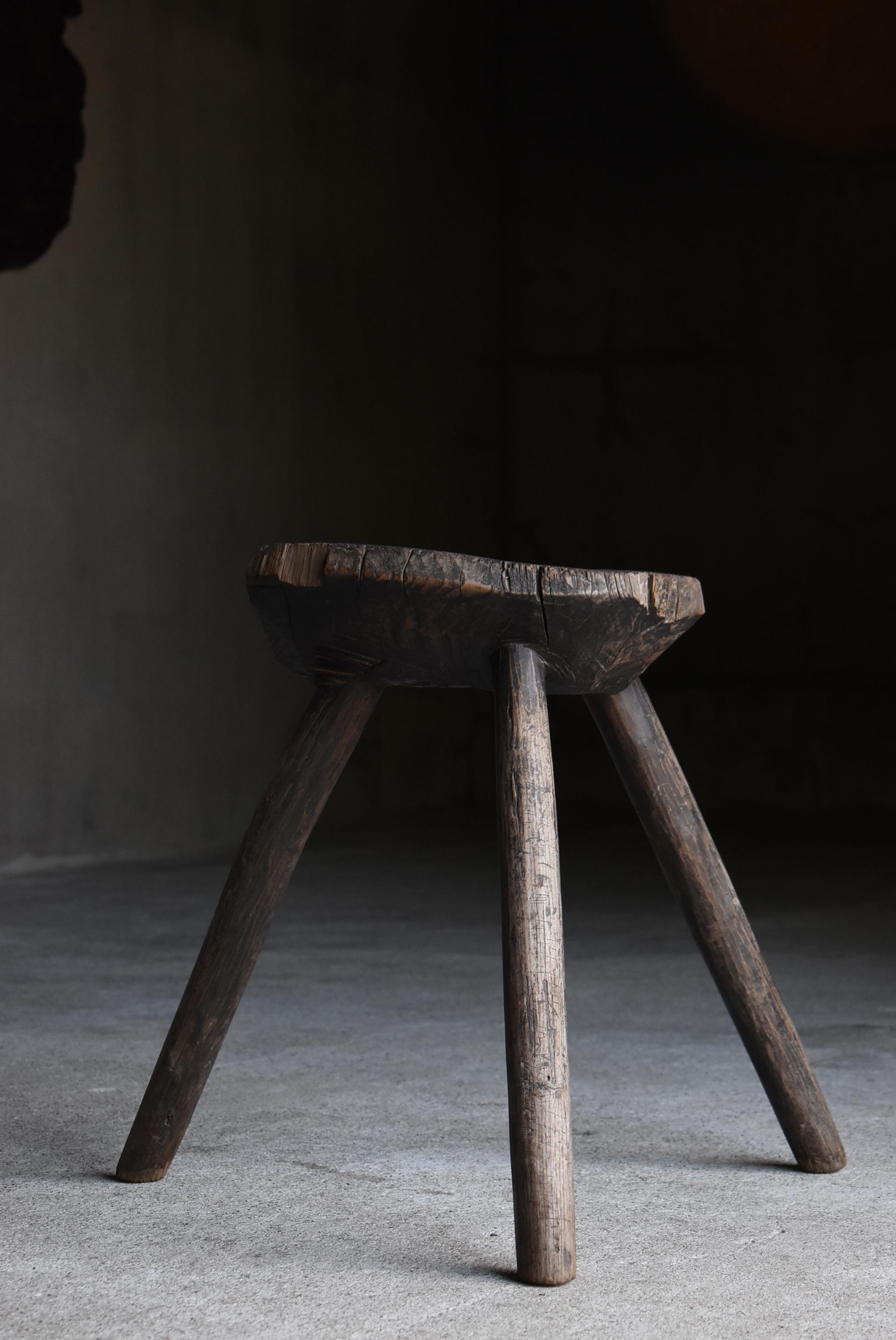 Antiker japanischer Primitivhocker - aus einem massiven Block geschnitzt / Wabisabi im Angebot 4