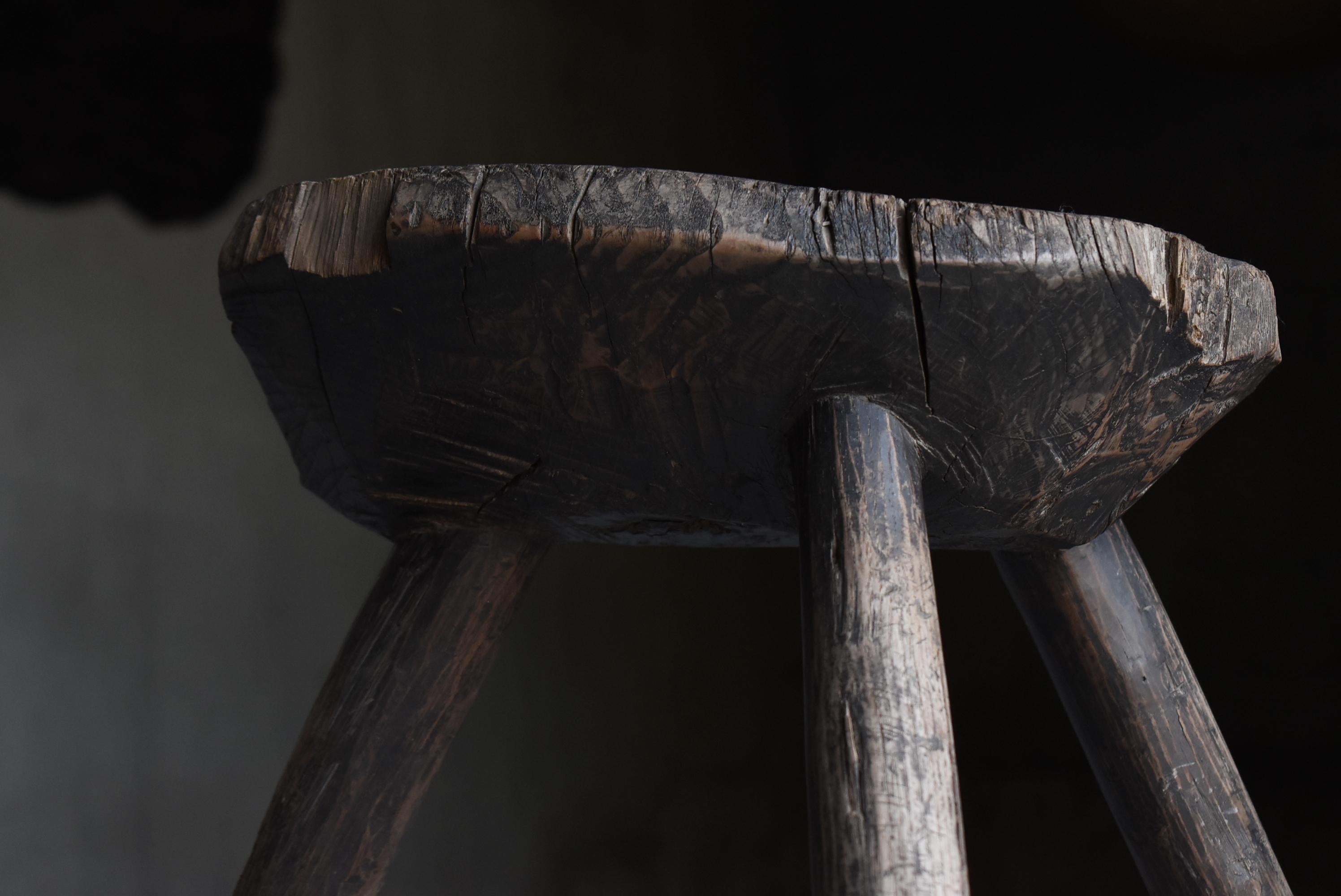 Antiker japanischer Primitivhocker - aus einem massiven Block geschnitzt / Wabisabi im Angebot 5