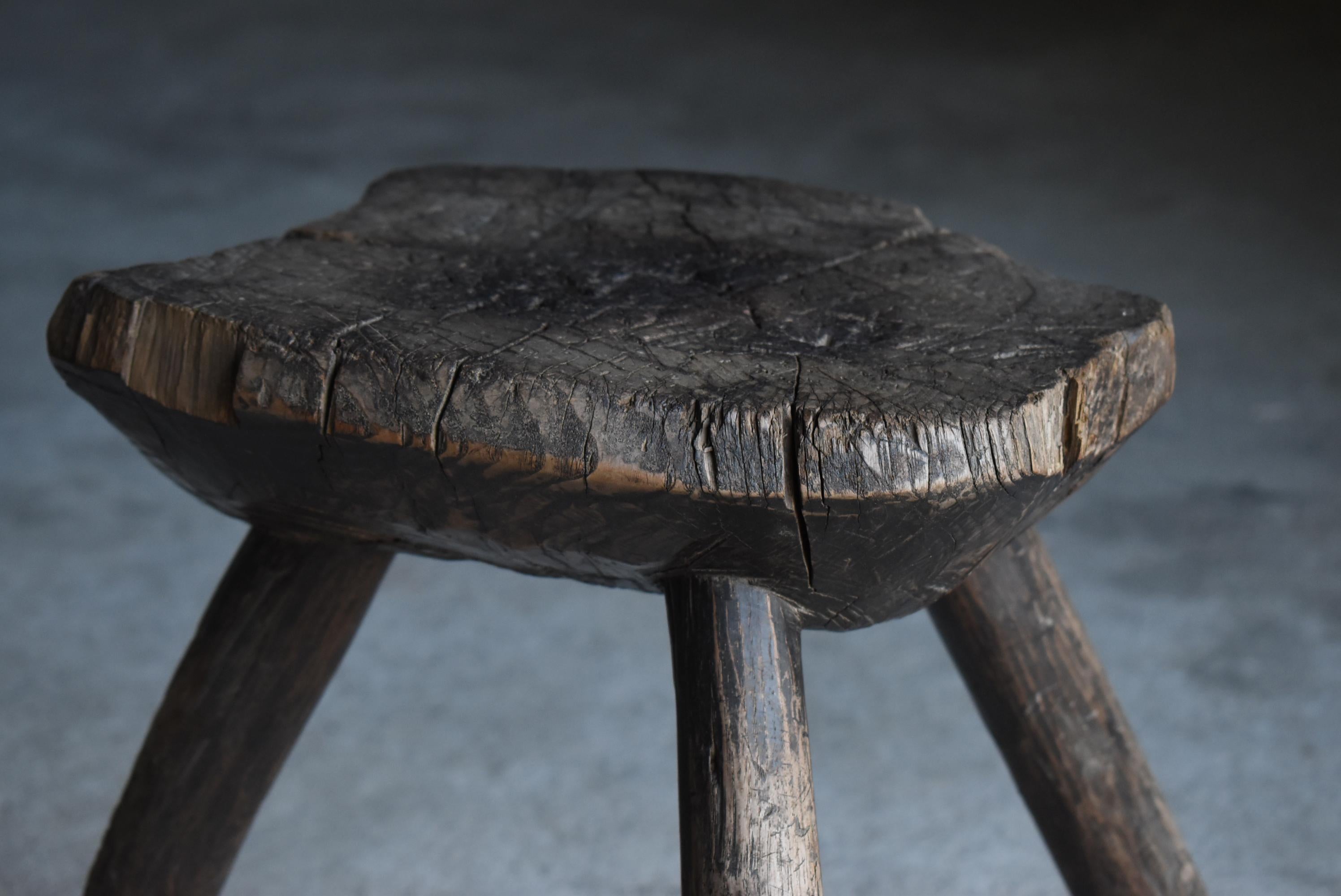 Antiker japanischer Primitivhocker - aus einem massiven Block geschnitzt / Wabisabi im Angebot 6