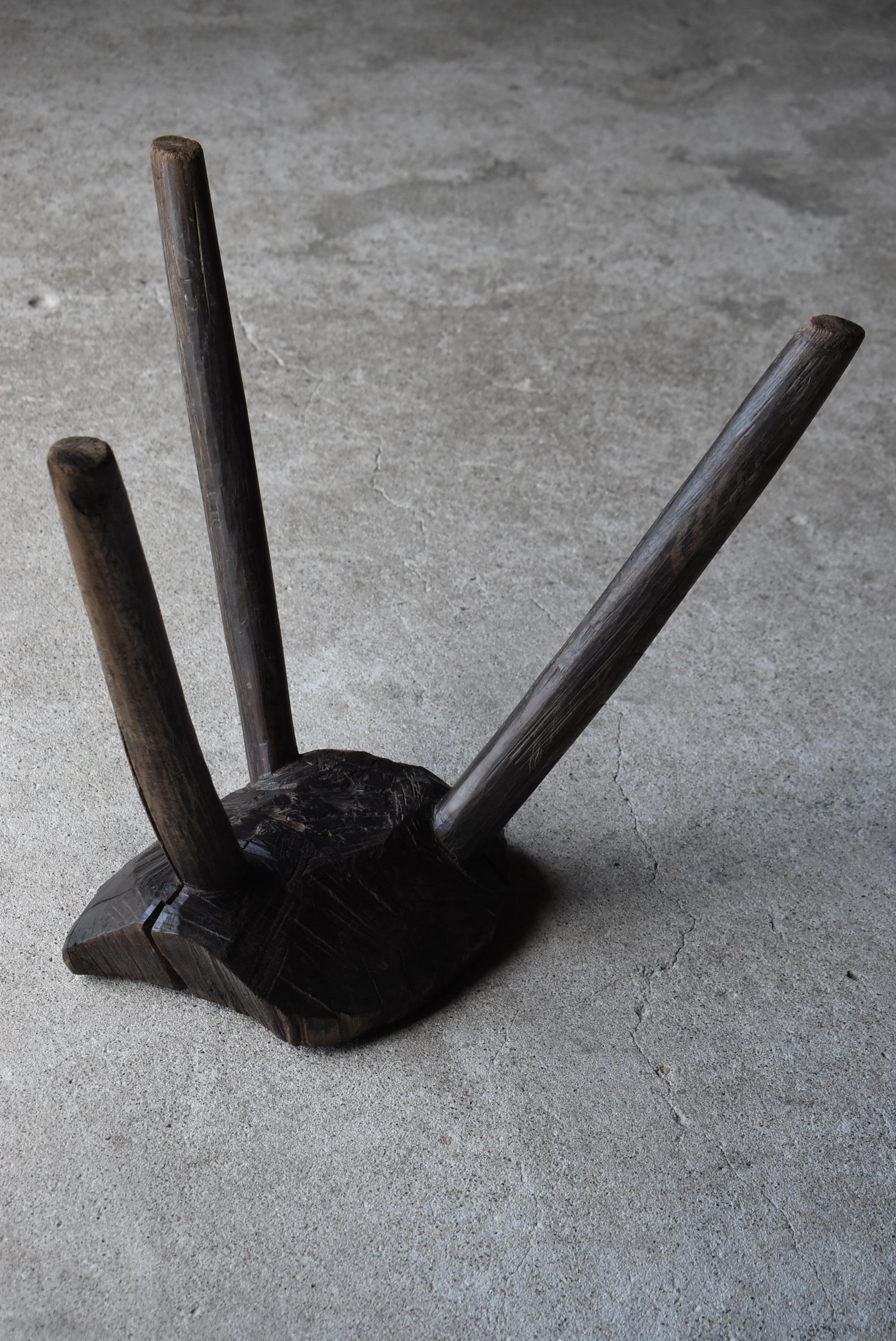 Antiker japanischer Primitivhocker - aus einem massiven Block geschnitzt / Wabisabi im Angebot 10
