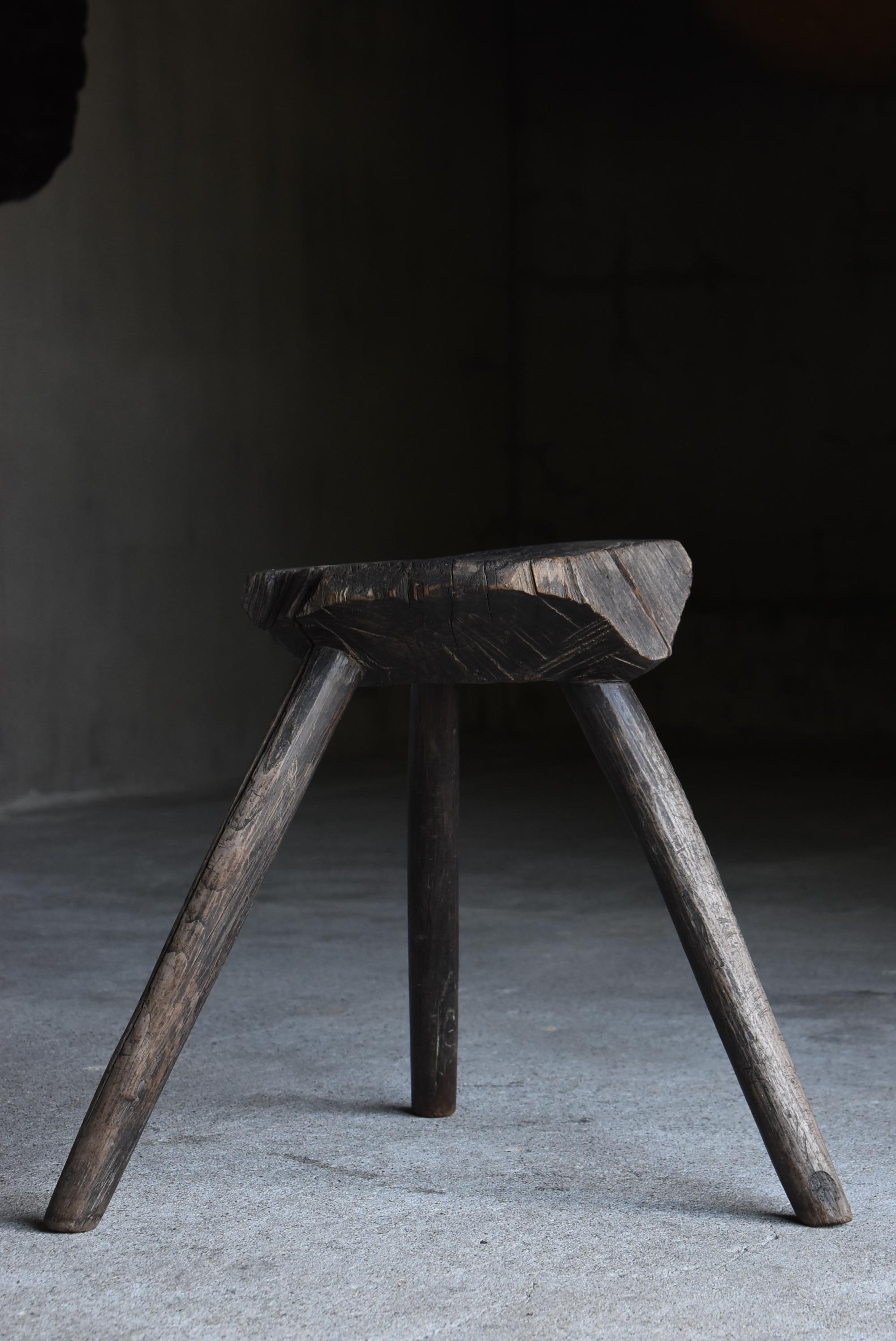 Antiker japanischer Primitivhocker - aus einem massiven Block geschnitzt / Wabisabi (Japanisch) im Angebot