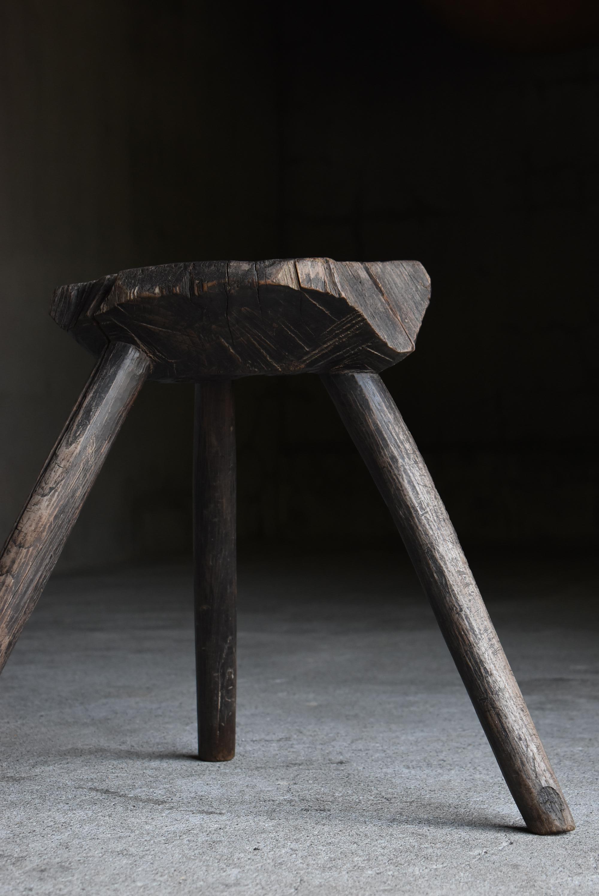 Antiker japanischer Primitivhocker - aus einem massiven Block geschnitzt / Wabisabi im Zustand „Gut“ im Angebot in Chōsei District Nagara, JP