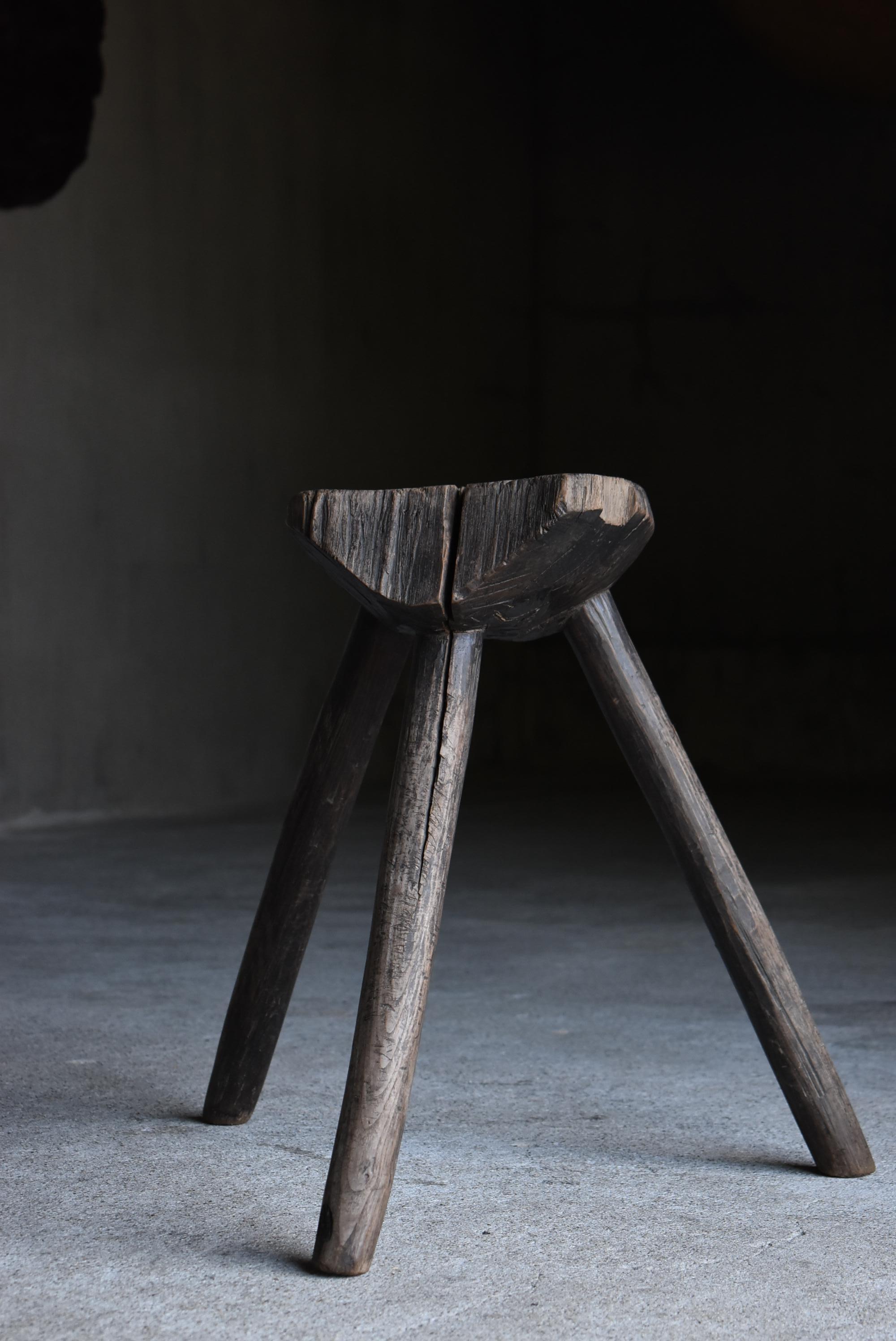 Antiker japanischer Primitivhocker - aus einem massiven Block geschnitzt / Wabisabi im Angebot 1