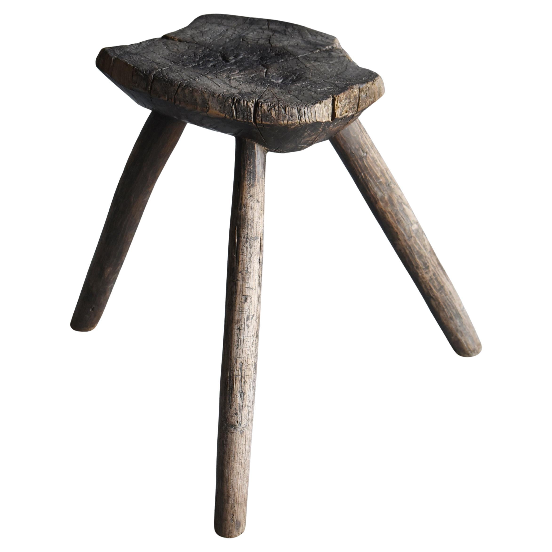 Antiker japanischer Primitivhocker - aus einem massiven Block geschnitzt / Wabisabi im Angebot