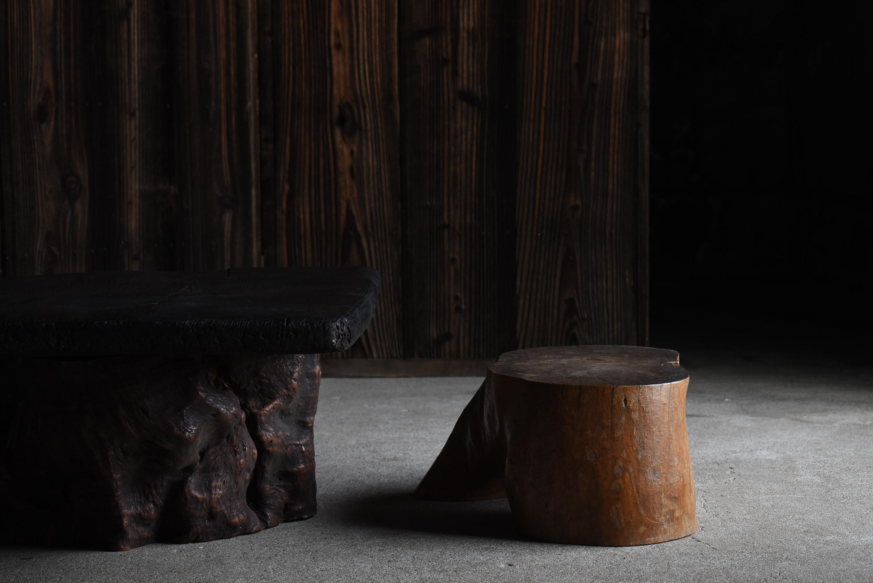 This is a very old primitive style stool made in Japan.
It was made during the Meiji period to the early Showa period (1900s-1920s).
The material is zelkova.

It was used as an old farmhouse work chair.
It is rustic, simple and beautiful.
The luster
