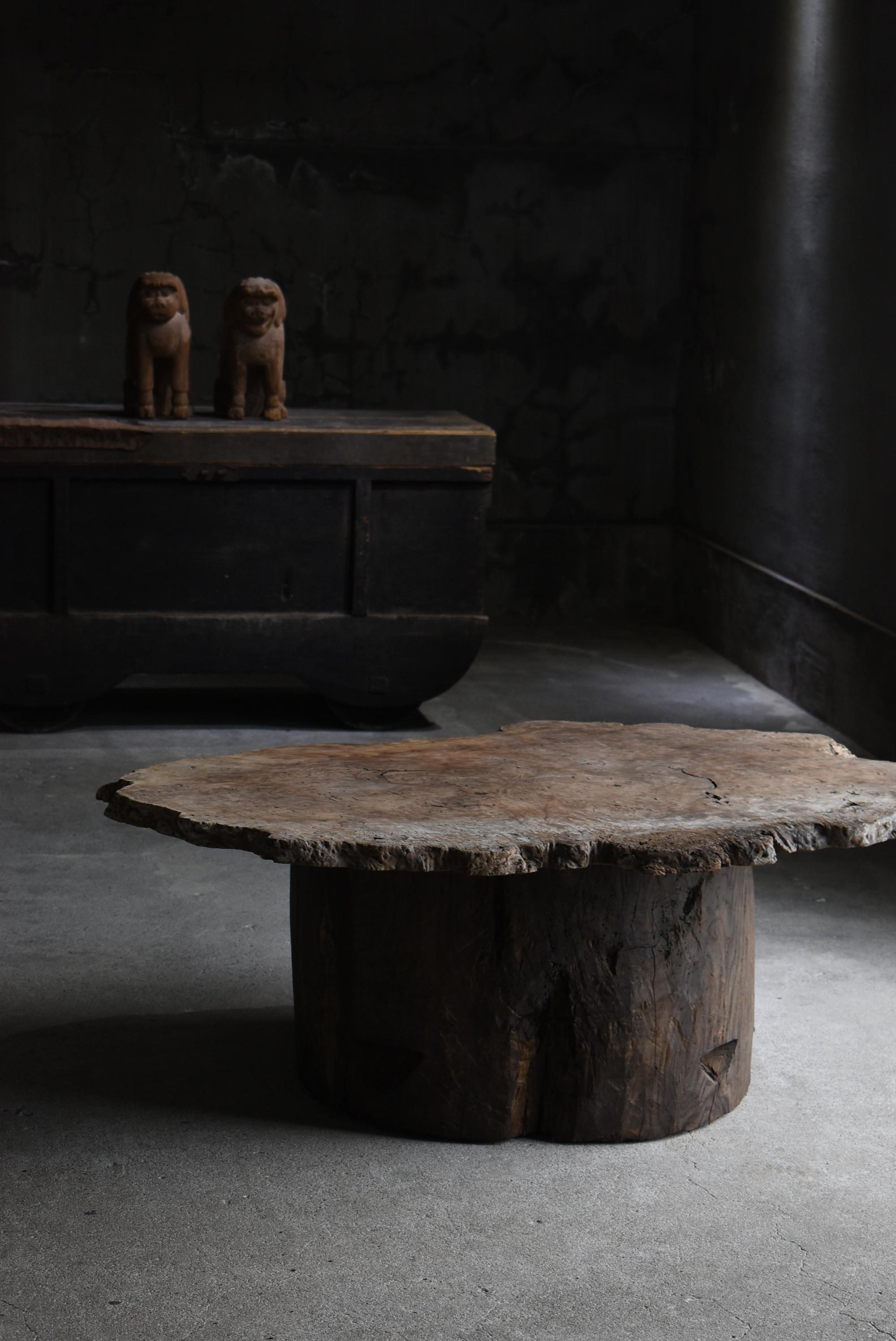 Very old Japanese primitive style table.
Simple design with a single board on a stump.
The furniture is from the Meiji period (1860s-1900s).

The single board is made of zelkova.
The stump is chestnut wood.
Each material itself is very unique and