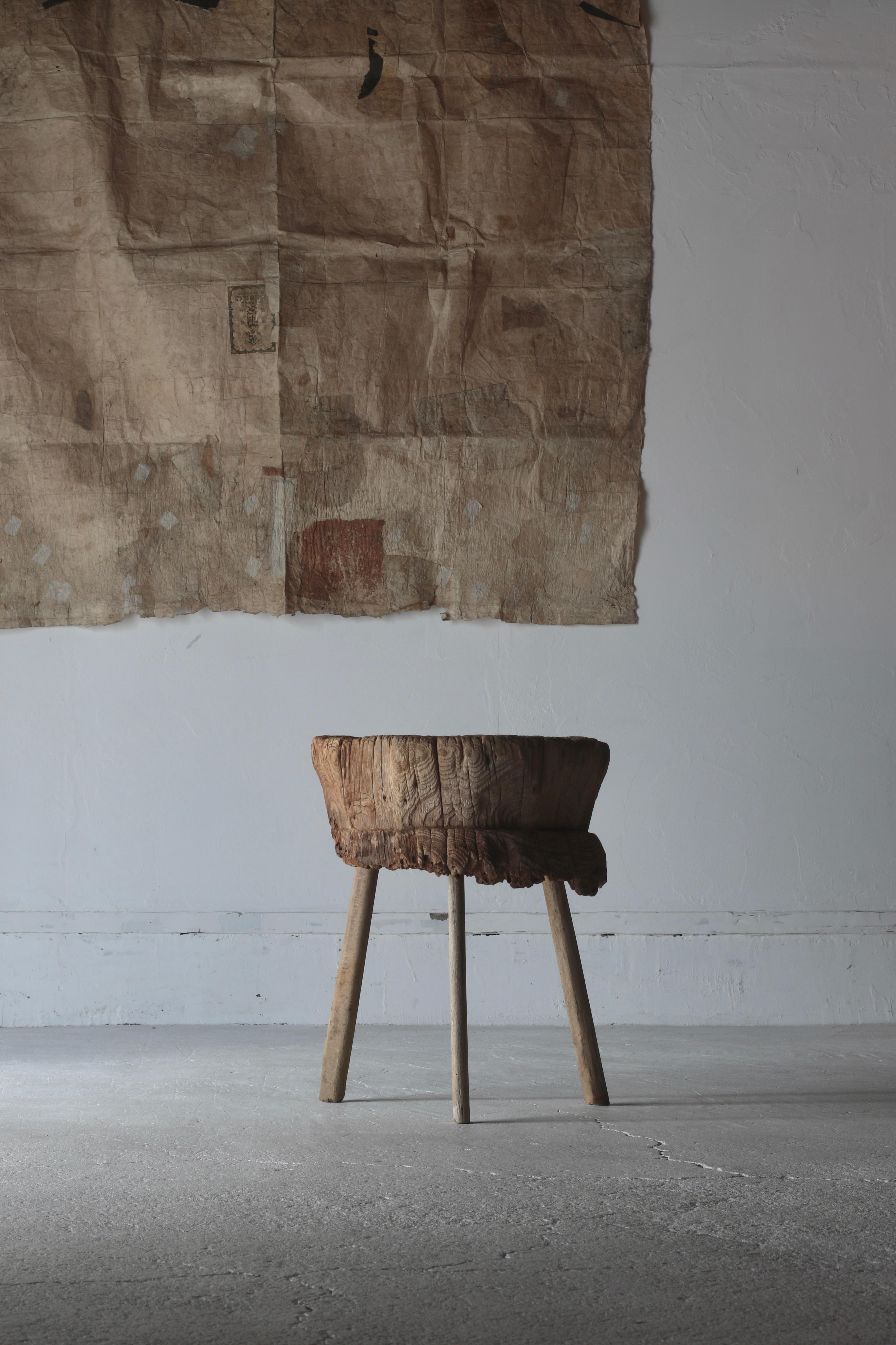 Dies ist ein Tisch mit einem alten japanischen Mörser.

Das Holz ist Zelkova, und es ist über einen langen Zeitraum hinweg natürlich verrottet.

Die natürlichen Veränderungen im Laufe der Zeit haben ein einzigartiges Aussehen, das von Menschenhand
