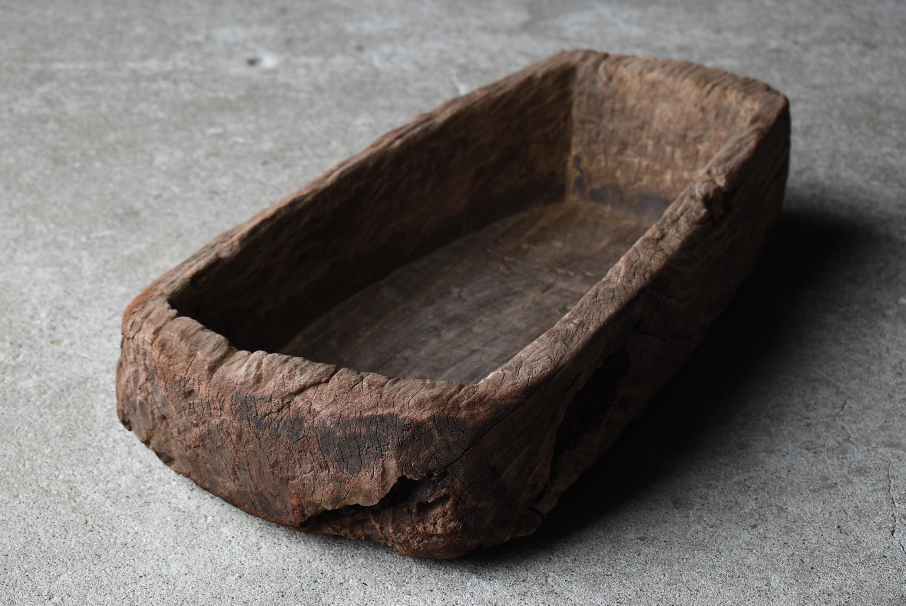 This is a very old wooden bowl made in Japan.
It is from the Meiji period (1860s-1900s).
The material is made of teak.

It is a dynamic piece carved from a single large teak tree.
The unevenness of the wood used for a long time is beautiful.

It is