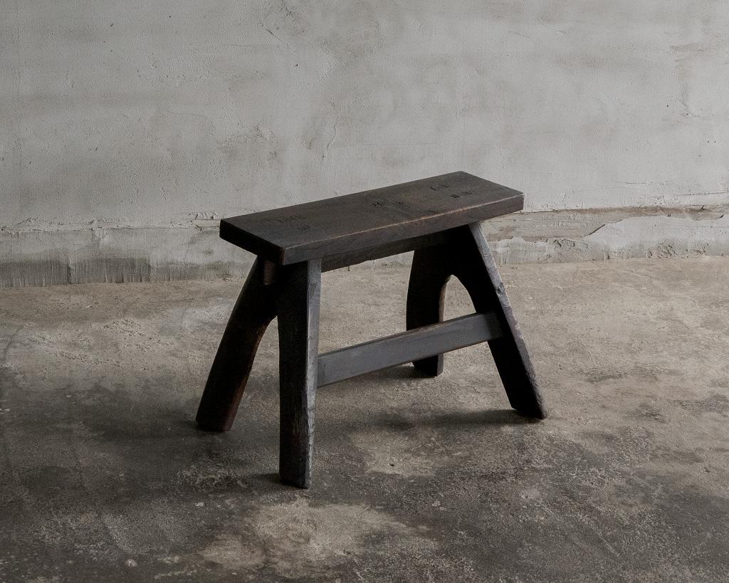 Ce petit banc antique a été fabriqué à l'époque Meiji (1868-1912).

L'assise est en bois de châtaignier, offrant une texture robuste et un doux veinage naturel. Les pieds sont conçus de manière unique, en utilisant la forme naturelle des branches