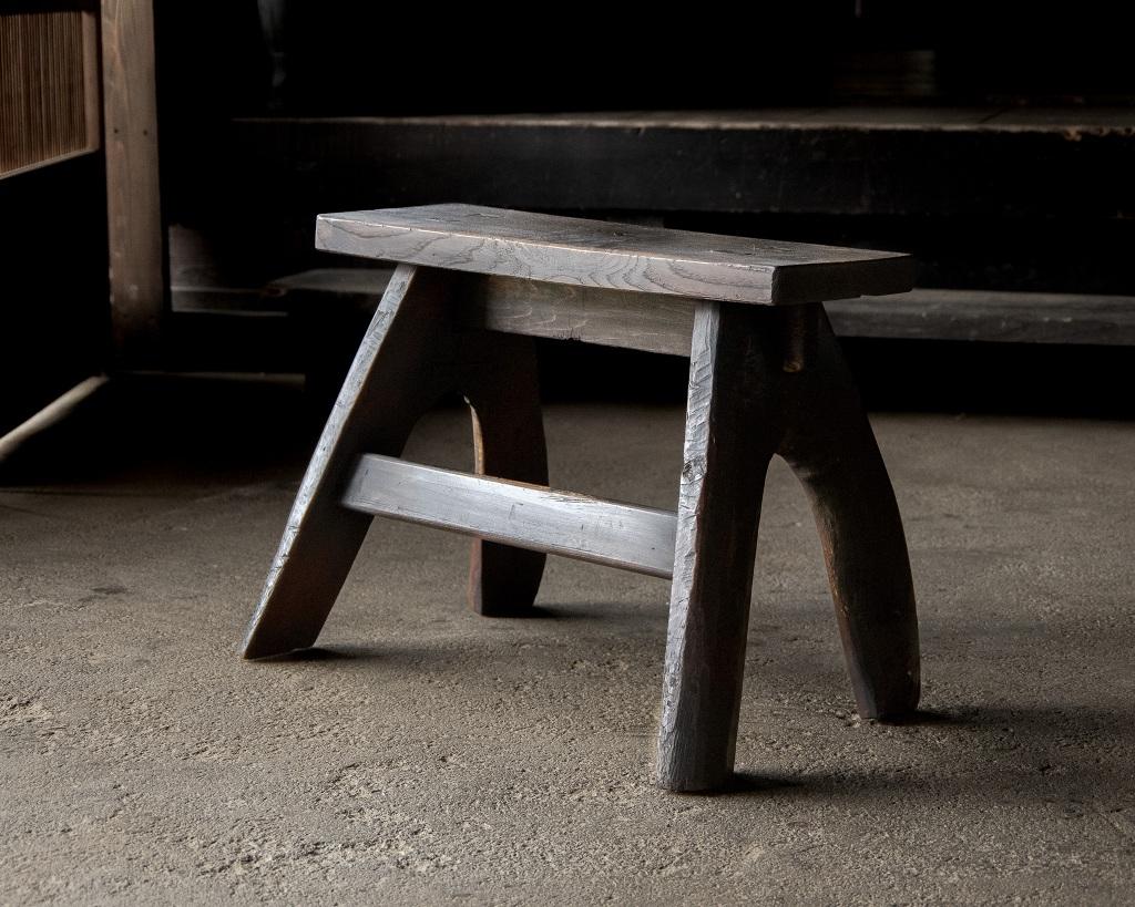 Bois Banc ou tabouret japonais antique en bois primitif, ère Meiji'1868-1912'Wabi Sabi en vente