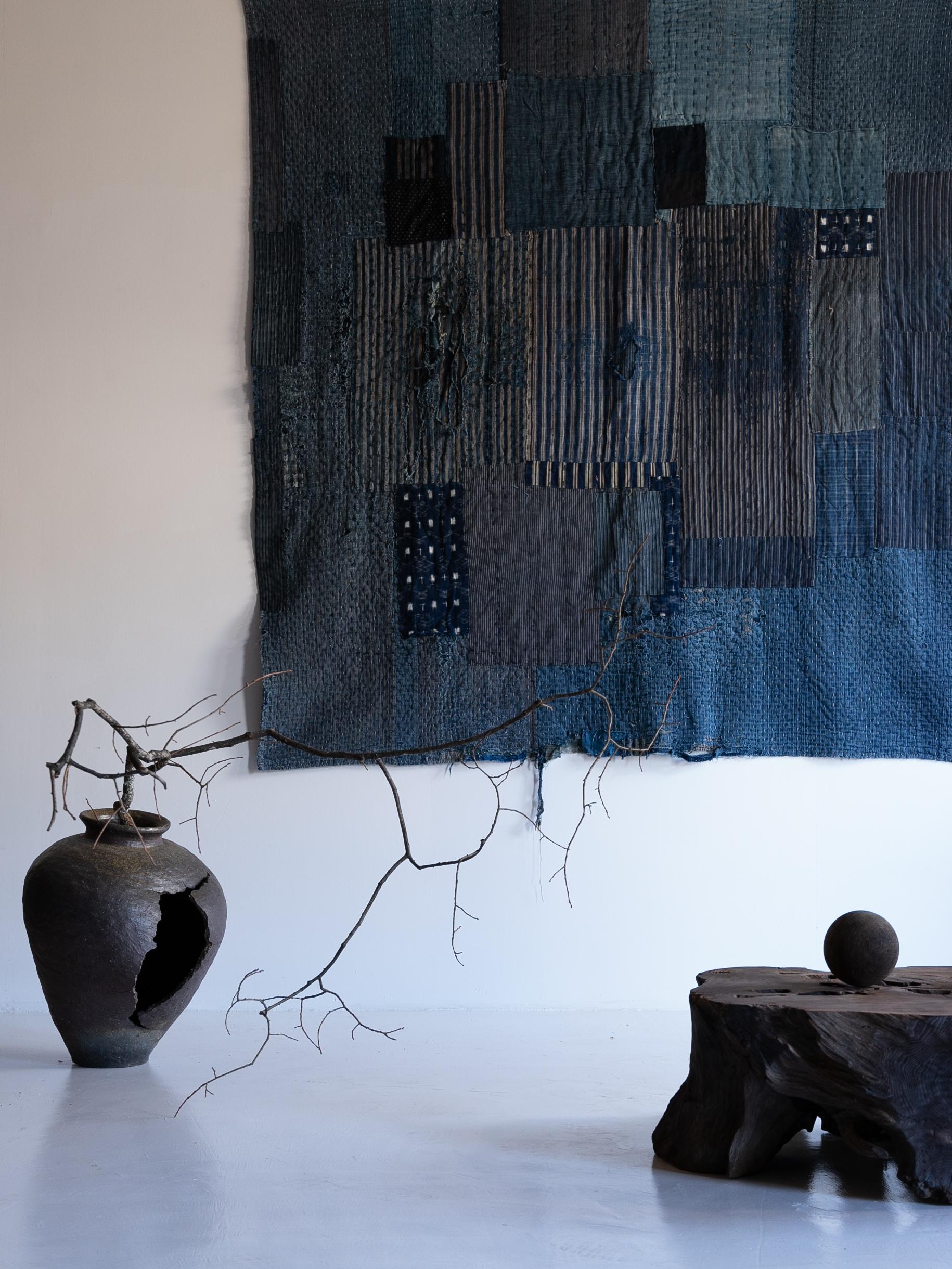 This is an exceptionally old piece of Japanese fabric, dating back to the Edo period (1800s–1860s).
It has been carefully used to withstand the harsh winter cold.

Size: 1780mm × 1780mm
Thickness: Approximately 10mm
Weight: Approximately 3kg

Since