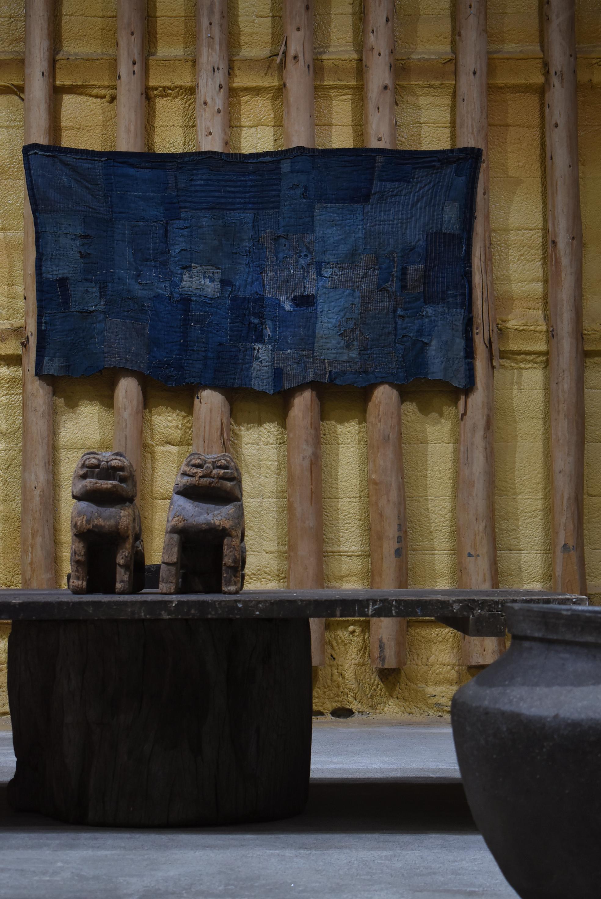 This is an old Japanese cloth.
This item is from the Edo period (1800s-1860s).

Since ancient times, people have created and passed on necessary clothing and tools from available materials and cultivated a lifestyle culture in order to survive in