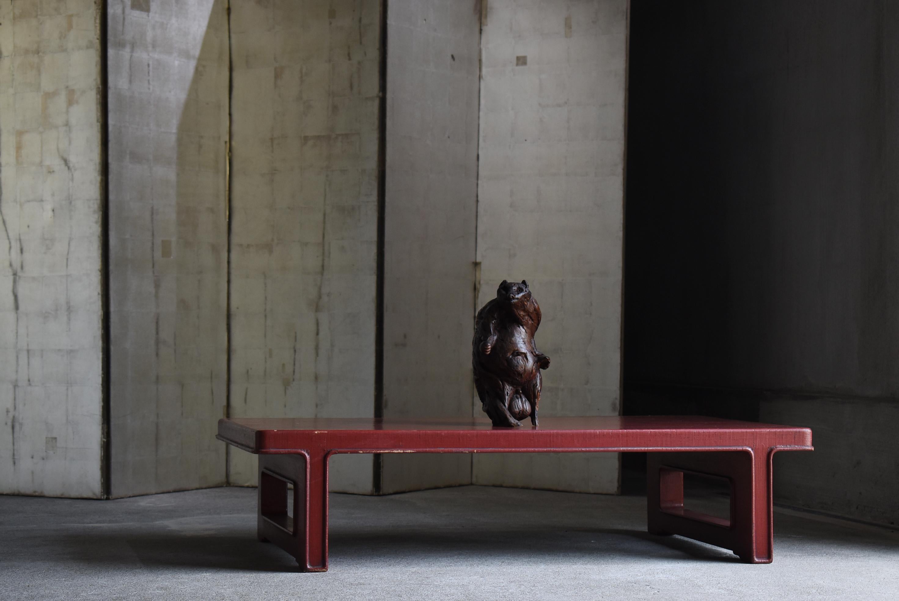 This low table is made in Japan in red lacquer.
The furniture is from the Meiji period (1860s-1900s).
It is made of cedar wood, upholstered with cloth and finished with red lacquer.

Traditional techniques that Japan is proud of are incorporated in