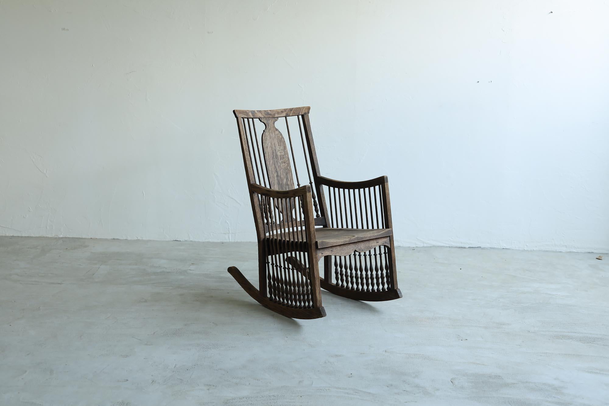 This is an old Japanese rocking chair.
It is from the Taisho period (1913s-1930s).
The material is oak from Japan.
It is rustic and tasteful, reminiscent of the world of 