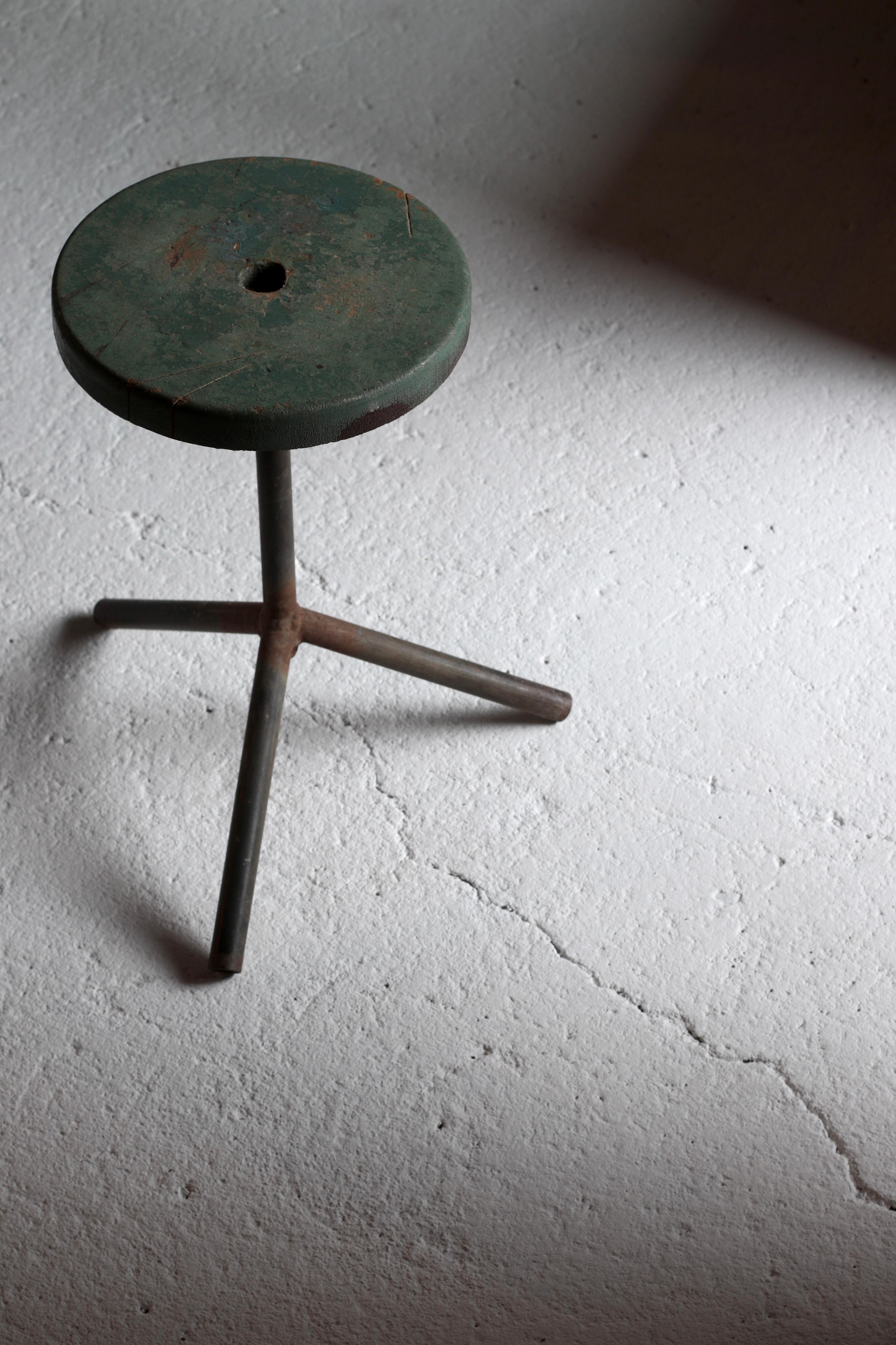 Es ist ein alter japanischer Drehstuhl.

Es scheint, dass er beim Bonsaibasteln durch Drehen auf dieser Sitzfläche benutzt wurde.

Die Beine bestehen aus Eisen und sind aus einem einfachen Material.

Die Sitzfläche scheint bemalt zu sein, aber durch