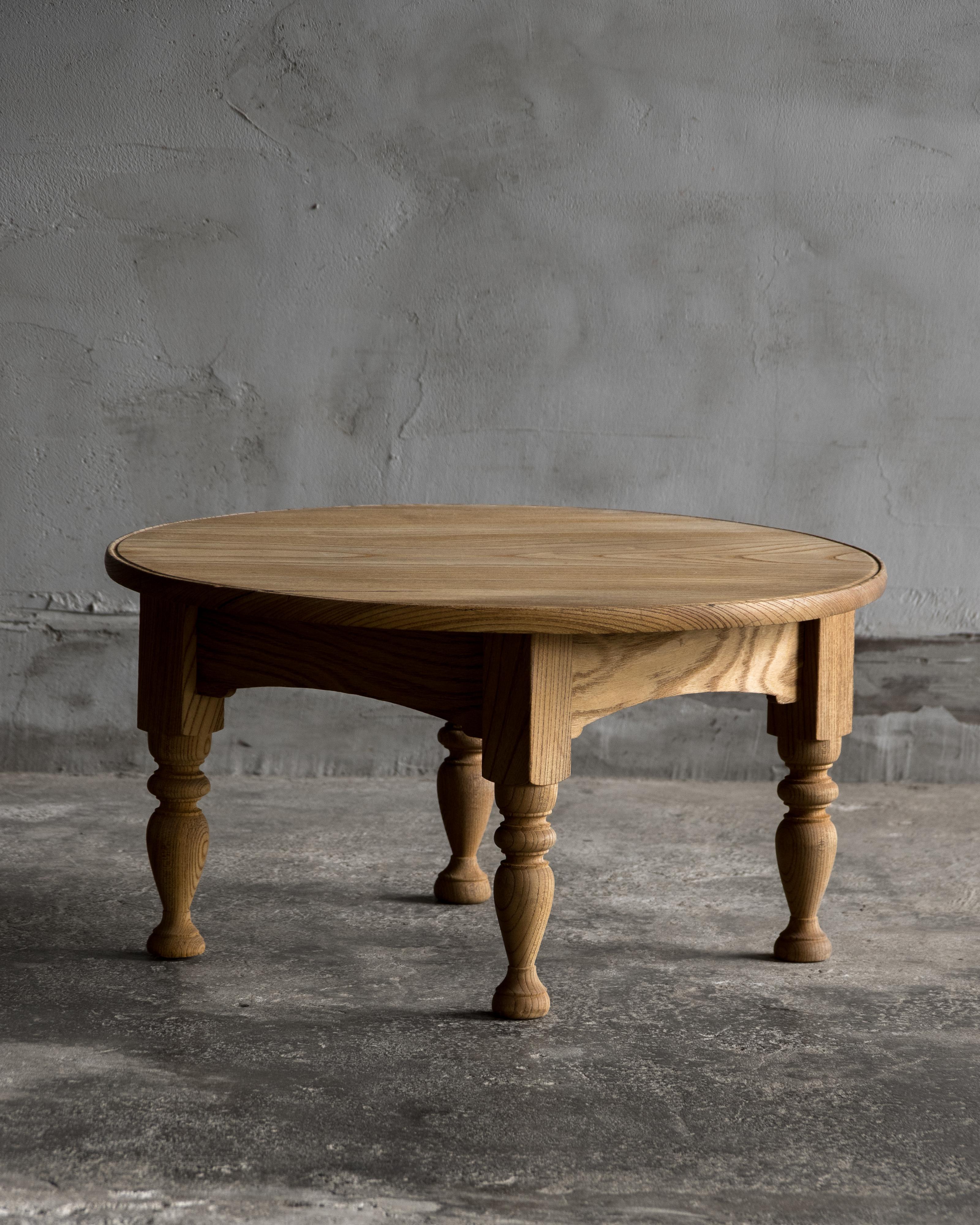 Cette table basse ronde japonaise a été fabriquée à l'époque Taisho (1912-1926) en keyaki (zelkova japonais), un bois dur admiré pour sa solidité et son grain magnifiquement expressif. De taille compacte, il repose sur quatre pieds tournés avec une