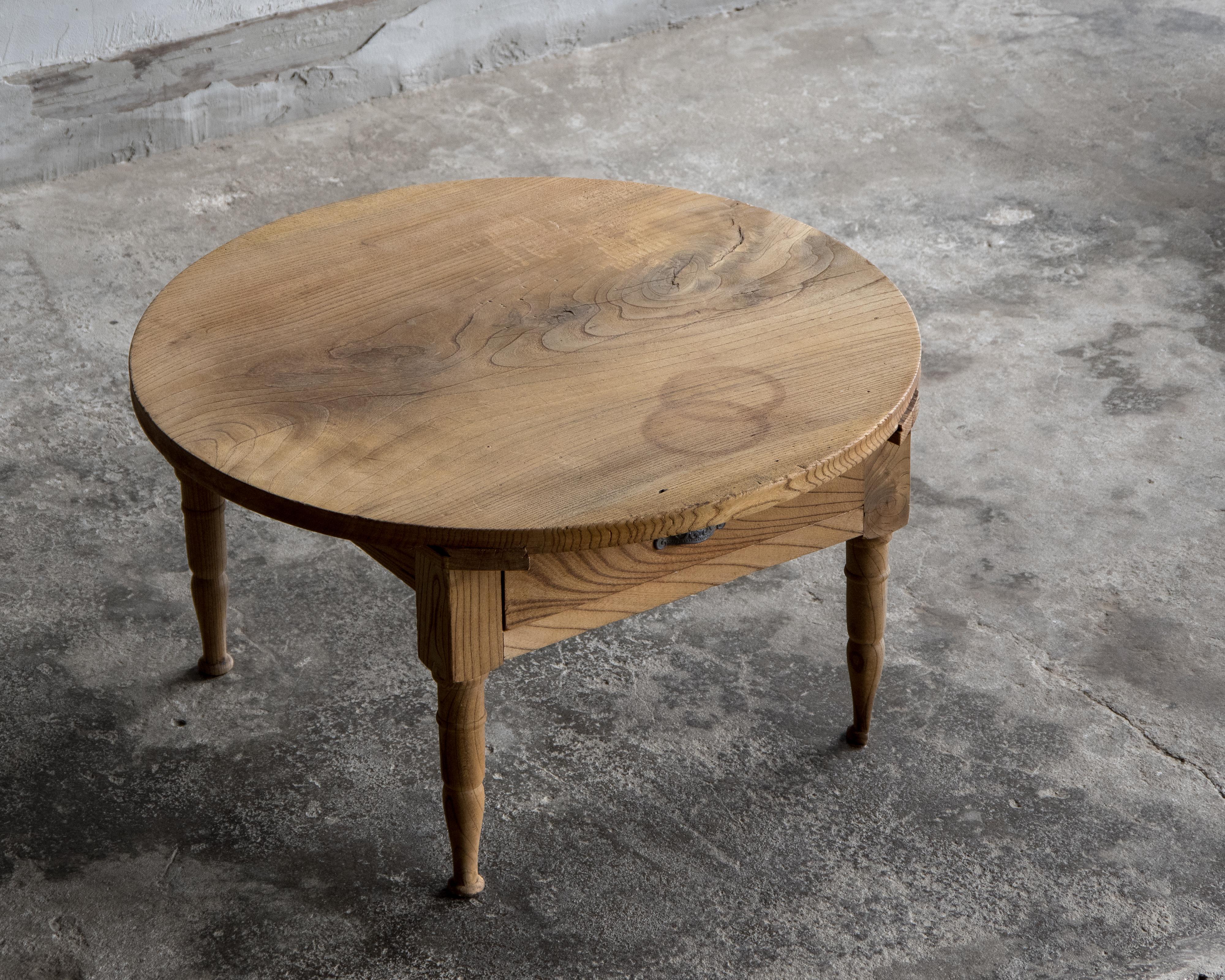 Japanese Antique Round Low Table, Keyaki, Taisho Era (1912–1926), Wabi Sabi For Sale 5