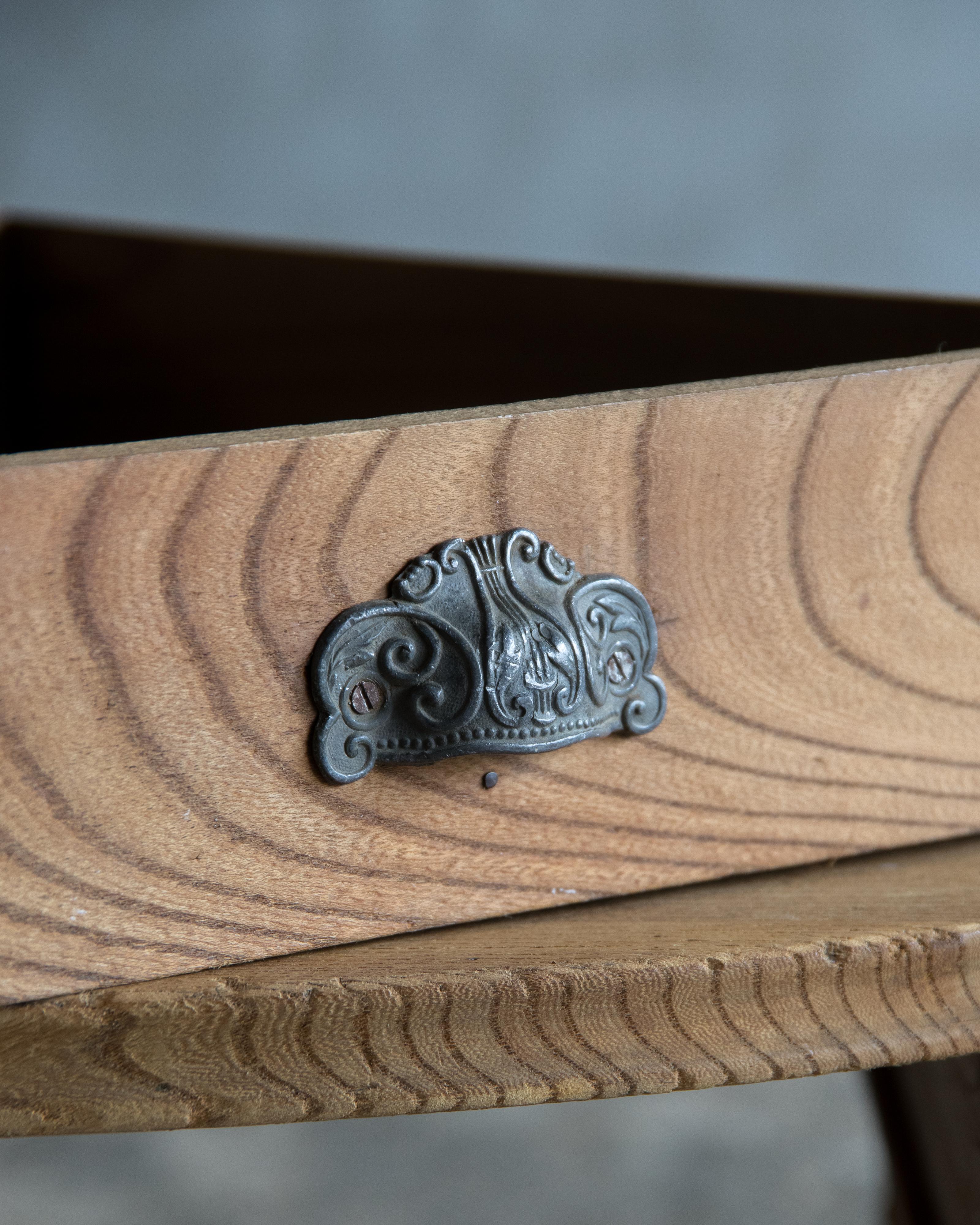 Japanese Antique Round Low Table, Keyaki, Taisho Era (1912–1926), Wabi Sabi For Sale 9