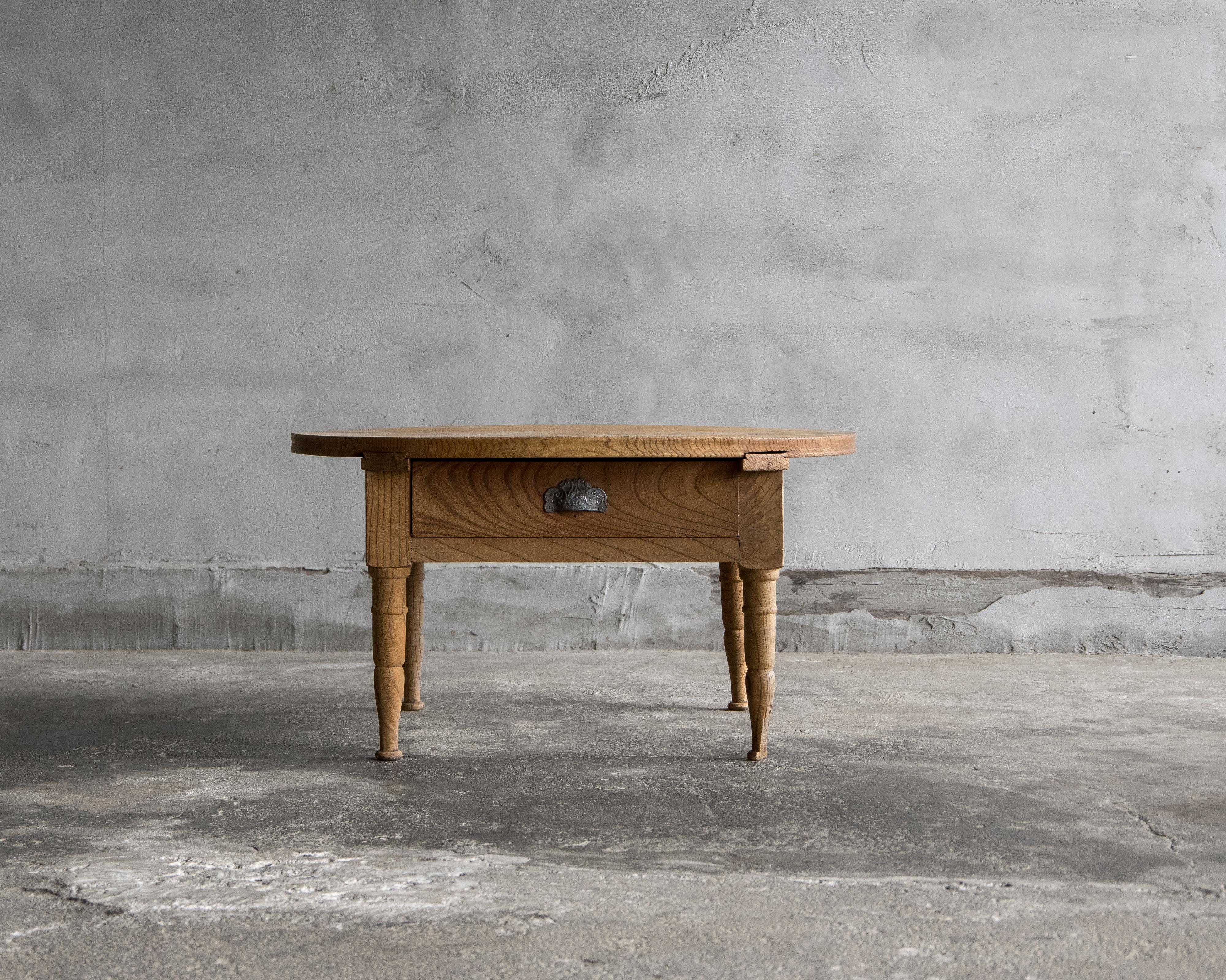 This antique round low table was crafted in the Taisho Era (1912–1926) from Keyaki (Japanese zelkova).
The solid zelkova top displays beautifully figured grain patterns, rich in character and depth.
Its compact form and gently turned legs convey a