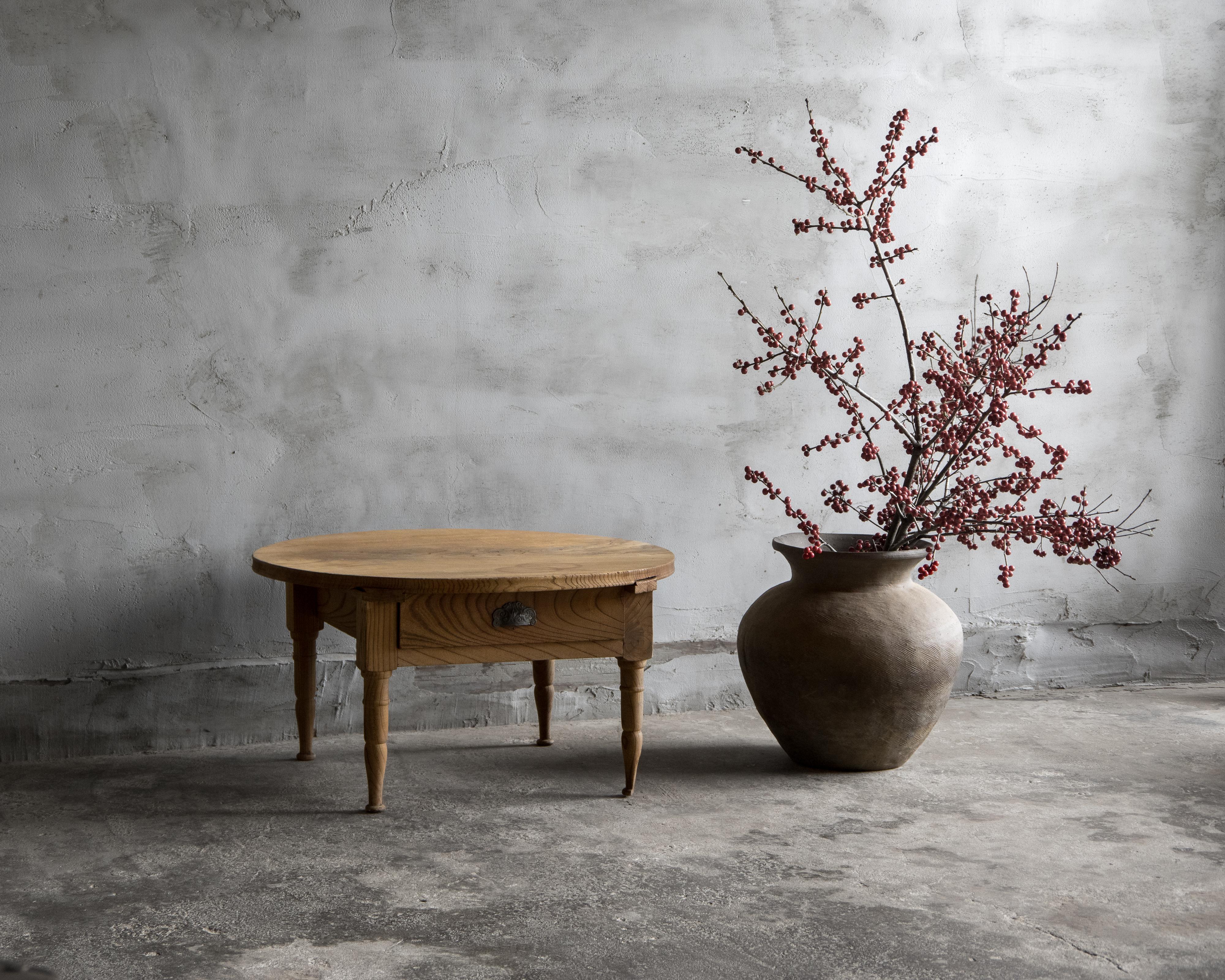 Japanese Antique Round Low Table, Keyaki, Taisho Era (1912–1926), Wabi Sabi In Good Condition For Sale In Hitachiomiya-shi, 08