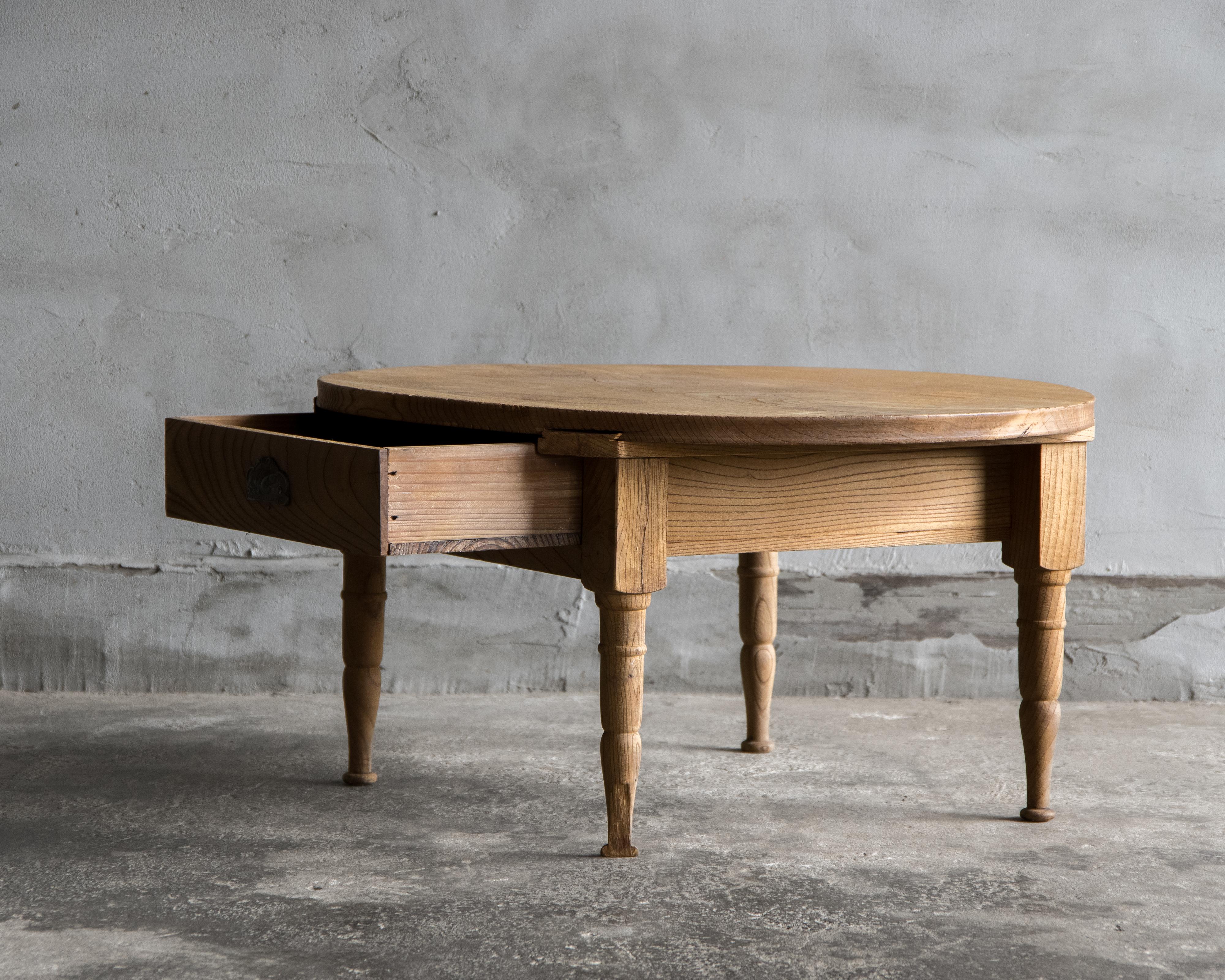 Japanese Antique Round Low Table, Keyaki, Taisho Era (1912–1926), Wabi Sabi For Sale 1