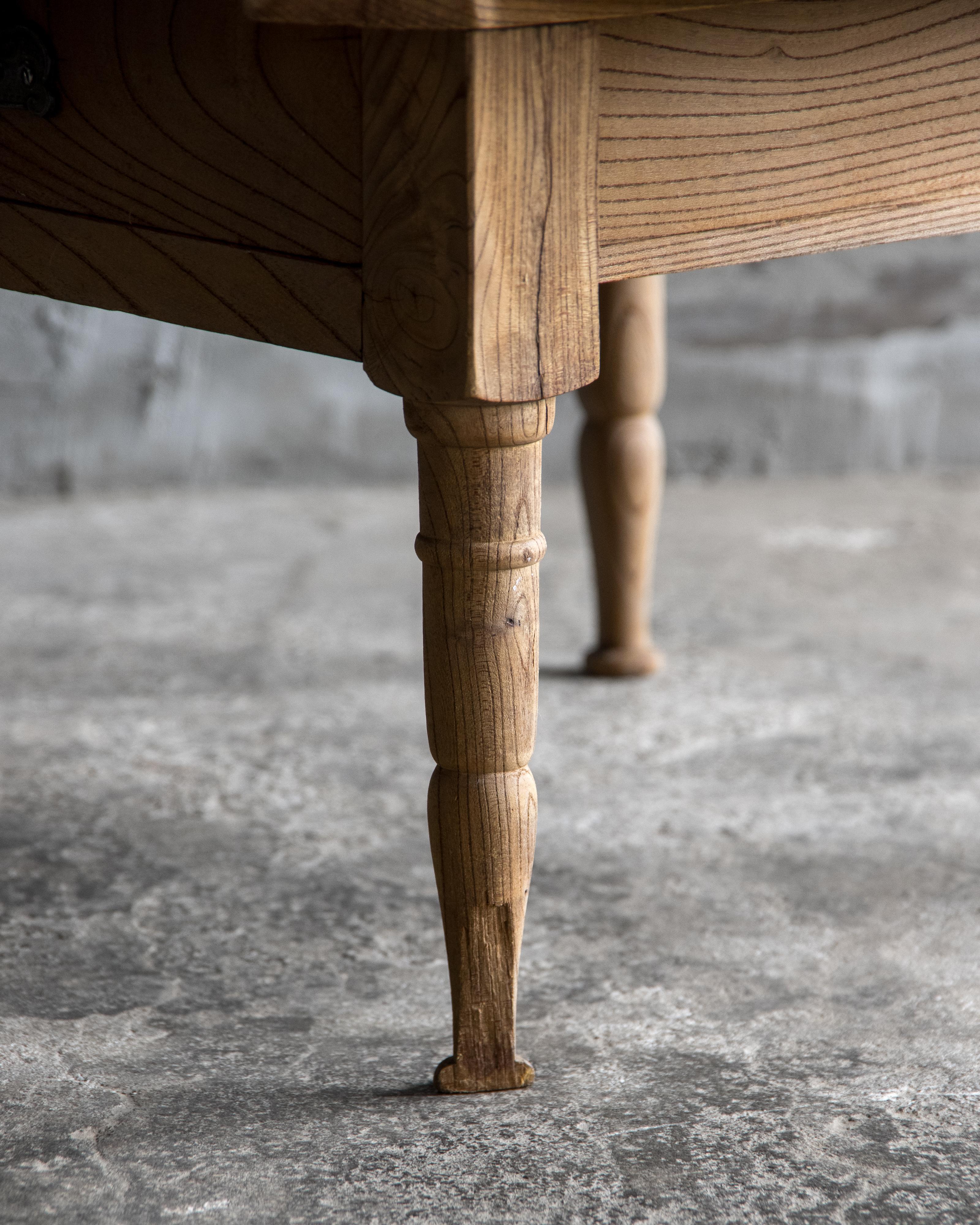 Japanese Antique Round Low Table, Keyaki, Taisho Era (1912–1926), Wabi Sabi For Sale 2