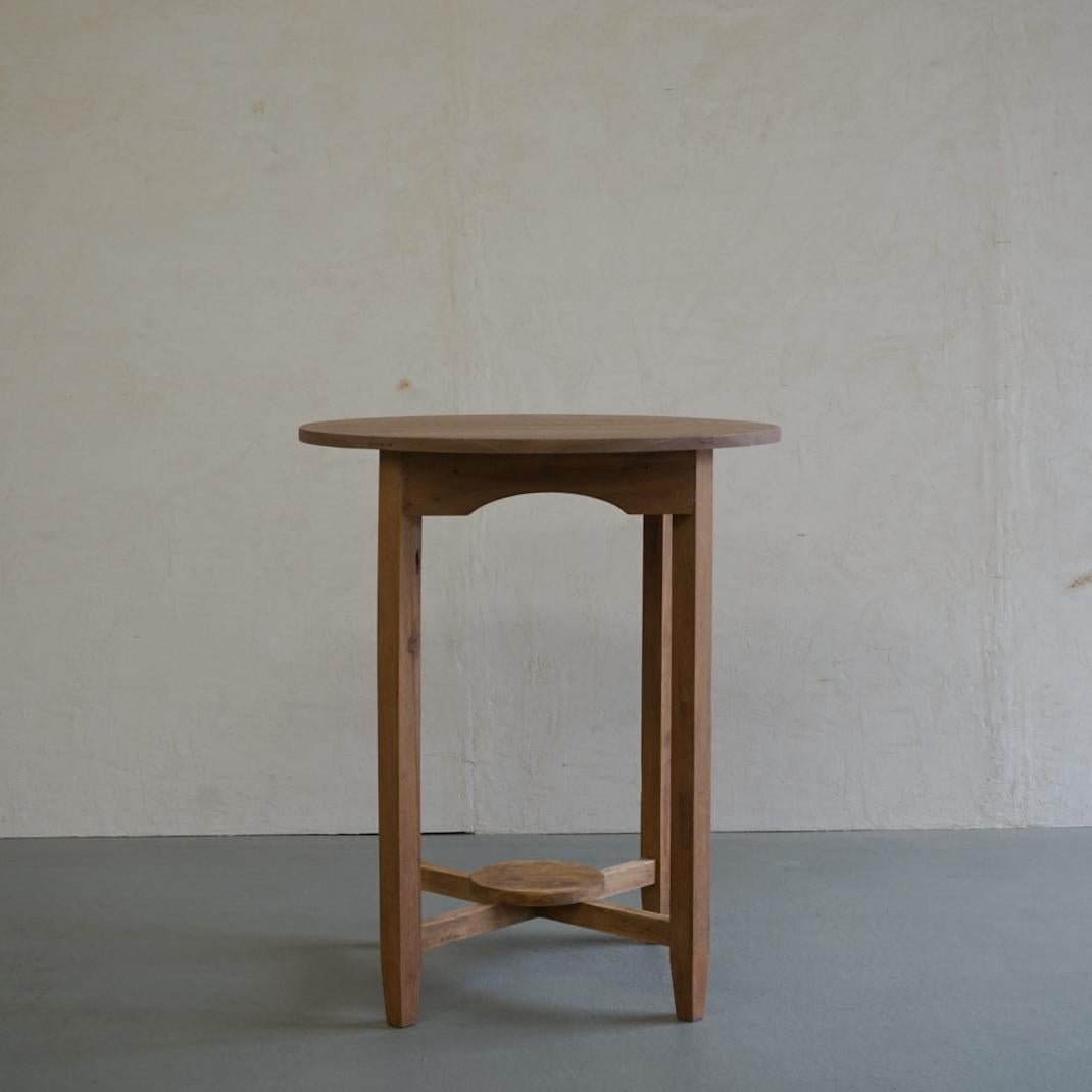 Dies ist ein alter japanischer runder Tisch.
Die Deckplatte ist aus Sen-Holz gefertigt.
Die Maserung des Holzes ist deutlich zu erkennen.
Er ist einfach, aber das horizontale Bogendesign und die runde Oberplatte am Fuß sind beeindruckend.
Die