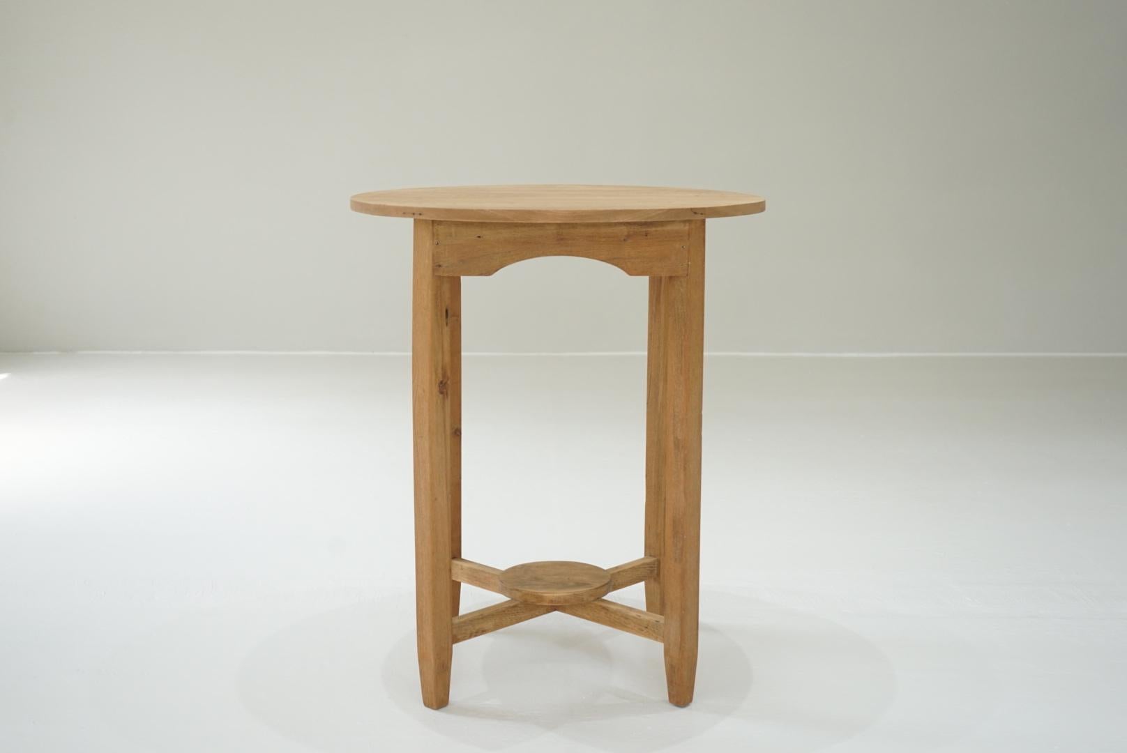 This is an old Japanese round table.
The top plate is made of Sen wood.
The grain of the wood is clearly showing.
It is simple, but the horizontal arch design and round top plate at the foot are impressive.
The natural color will match with various