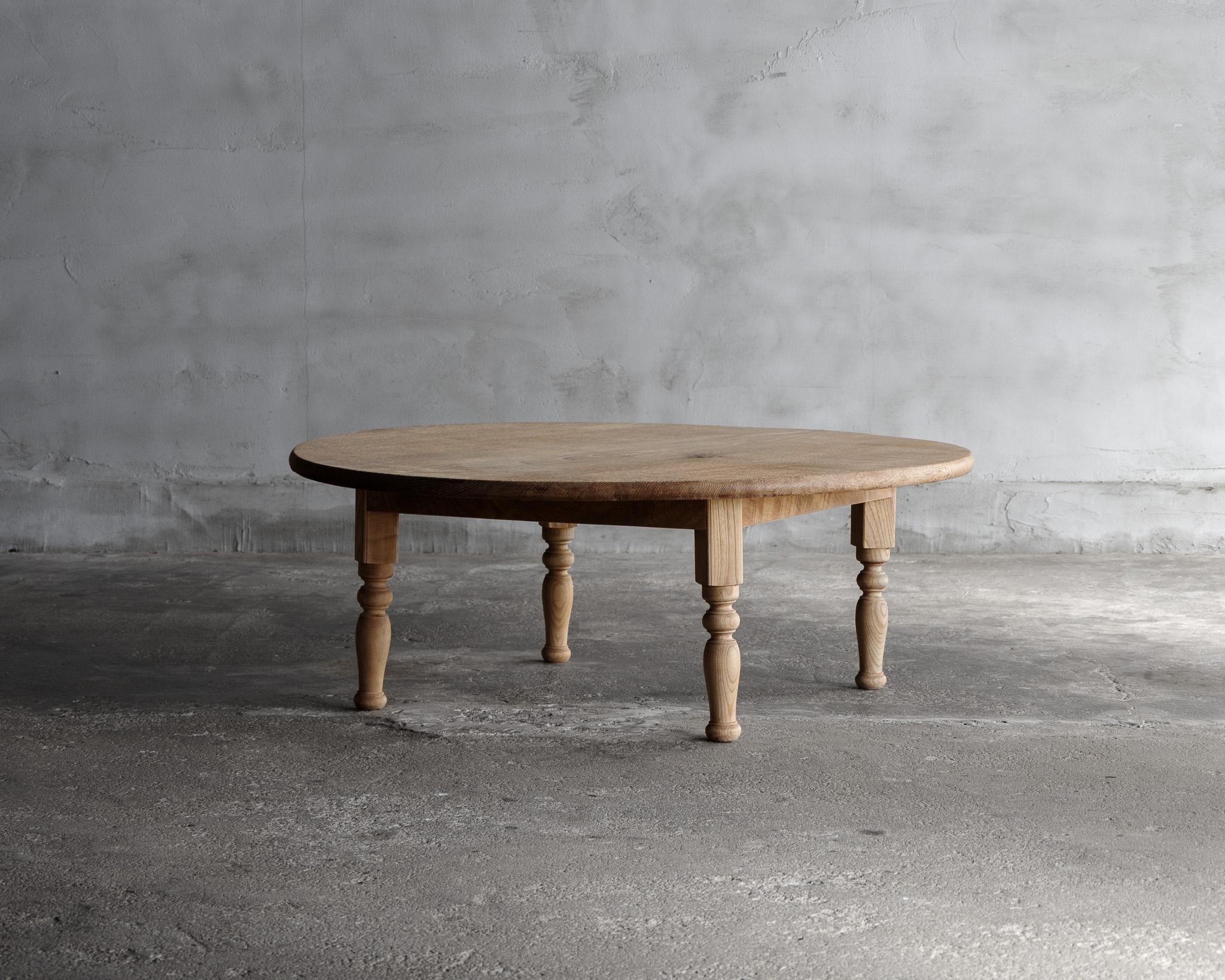This antique table is a low table made during the Taisho era or the early Showa period. It is a traditional Japanese 