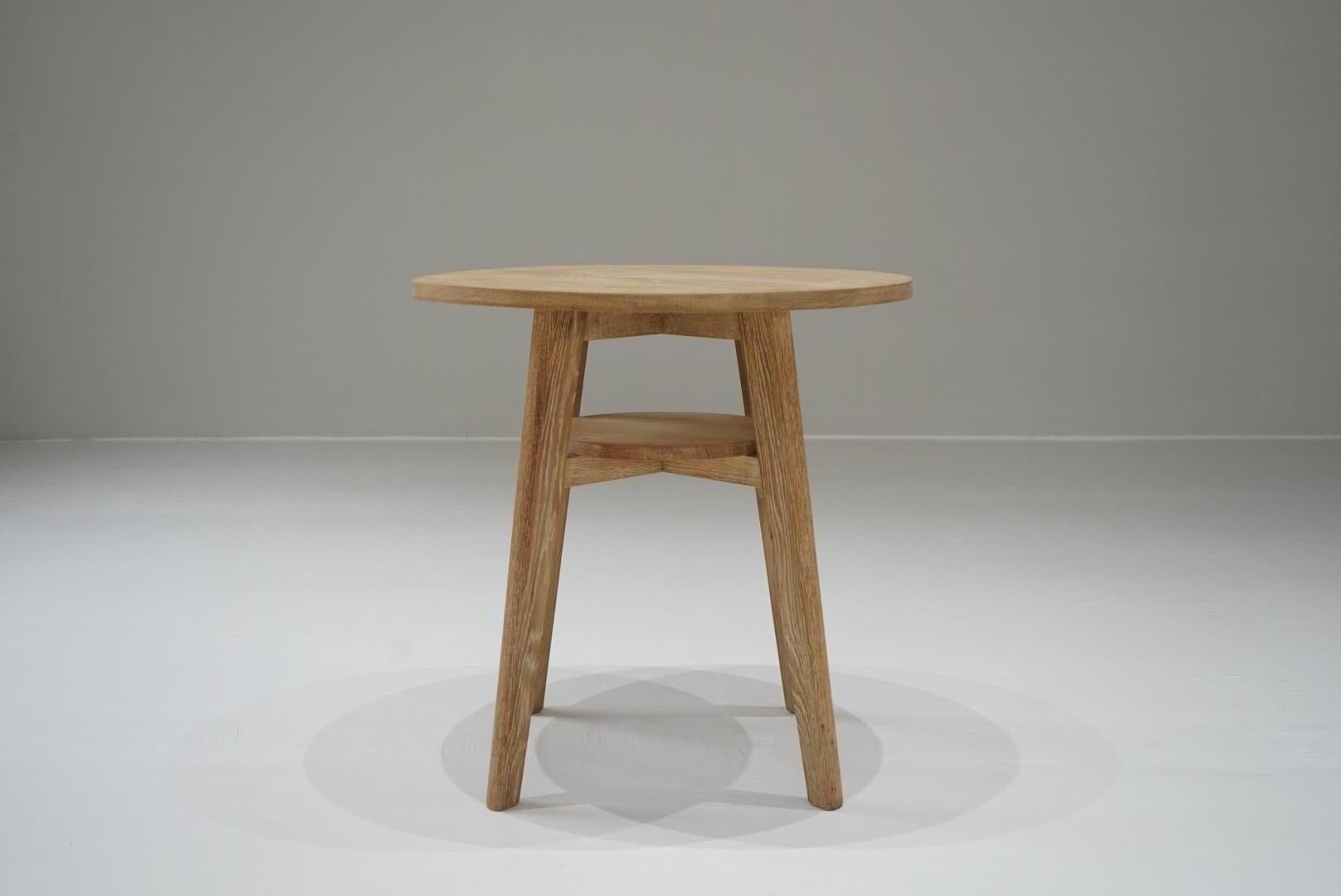 This is an old Japanese round table.
It was made around the mid-Showa period.
It is made from solid ash wood.
There is a small stand underneath the tabletop.
The natural colours suit a variety of spaces.

We will always suggest the best shipping