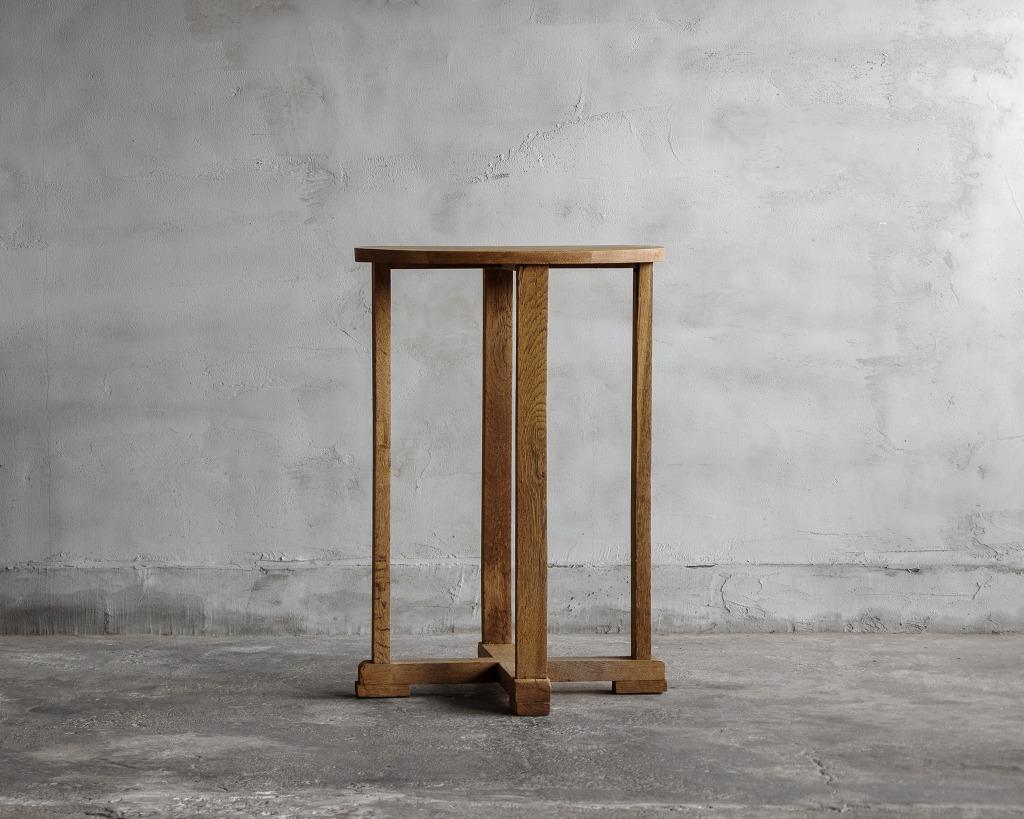 Il s'agit d'une table ronde fabriquée au milieu de la période Shoha (1926-).
Il est légèrement plus petit.
Fabriqué en chêne japonais de haute qualité à grain dense, il est à la fois durable et élégant. Son design simple s'intègre parfaitement à