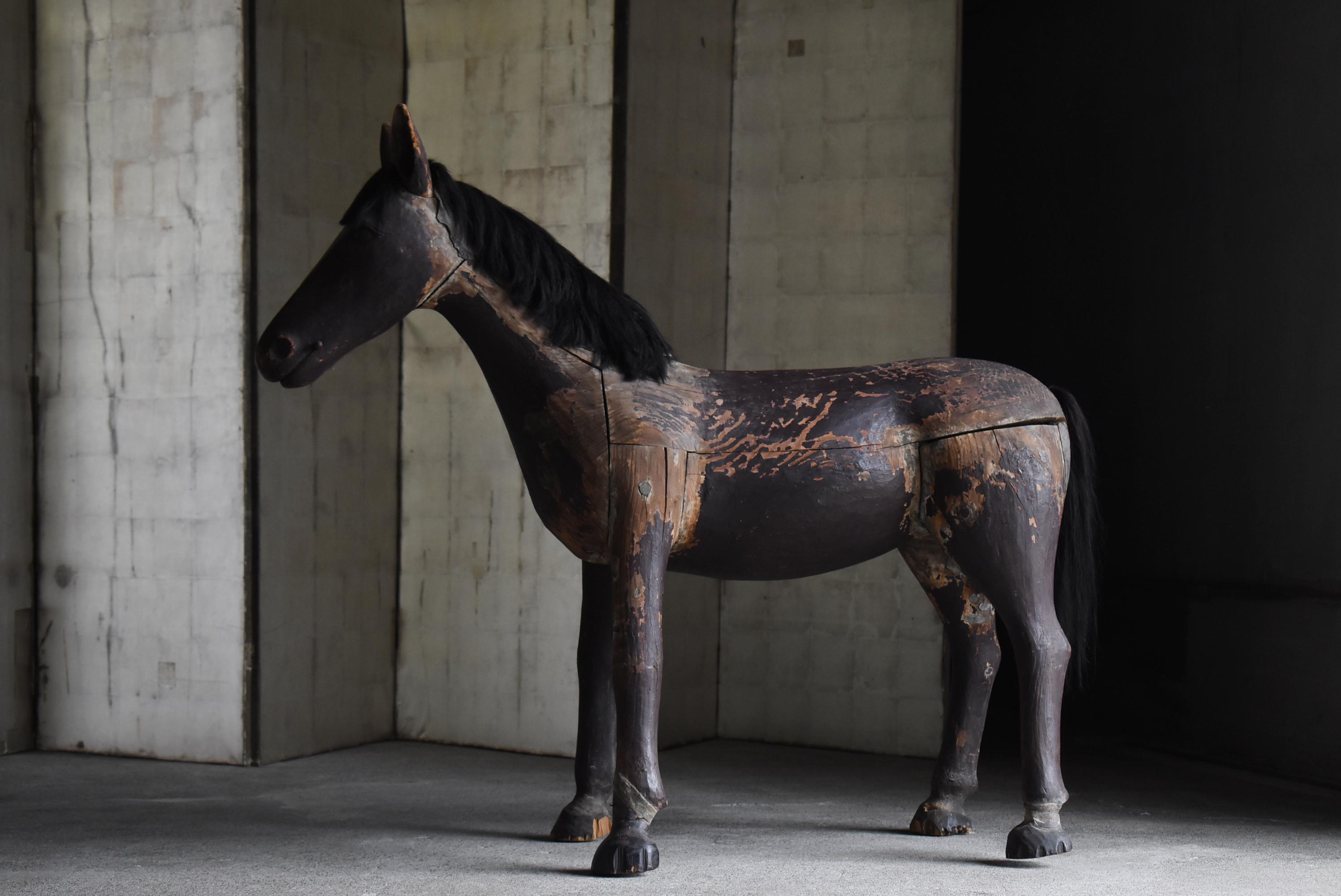 Si tratta di una rarissima statua in legno intagliato di un cavallo sacro che è stata dedicata a un santuario giapponese. È stato prodotto durante il periodo Edo (1800-1860) e il materiale principale utilizzato è il legno di cedro.
Uno Shinme è un