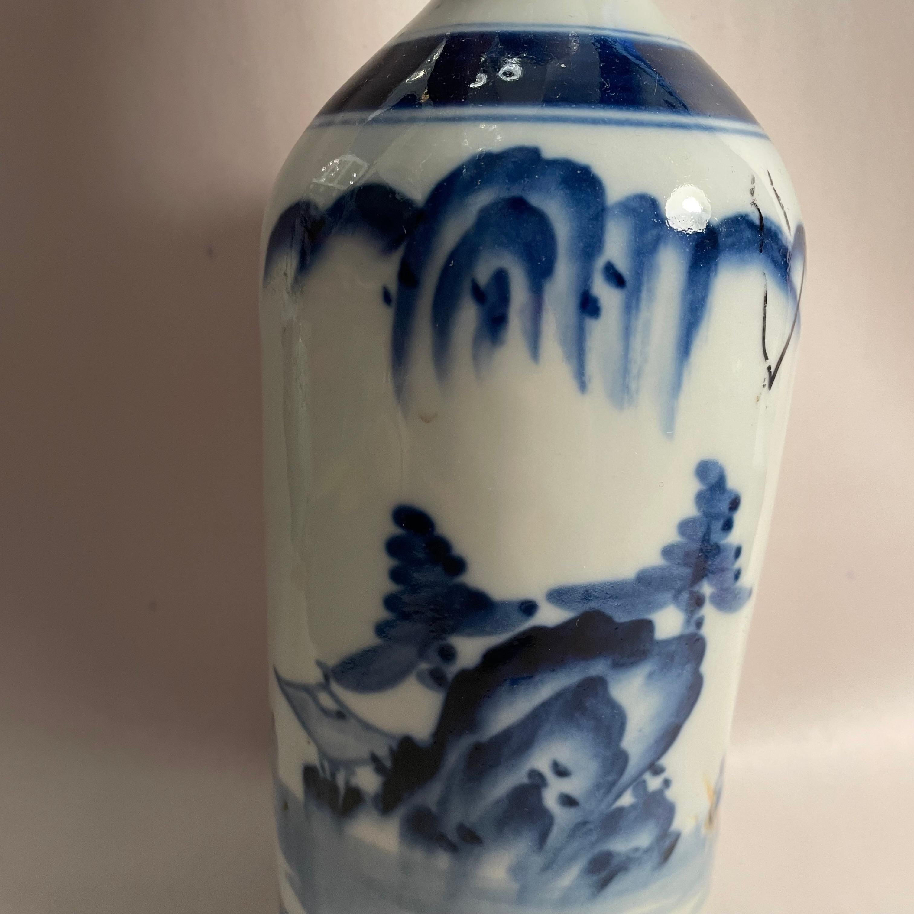 Si tratta di una bottiglia di Sake prodotta in Giappone intorno agli anni '1920. Questo tipo di bottiglie si chiama Kayoi tokkuri. Su questa bottiglia c'è il disegno di una veduta giapponese.
Can può essere utilizzata come bottiglia di sakè ma anche