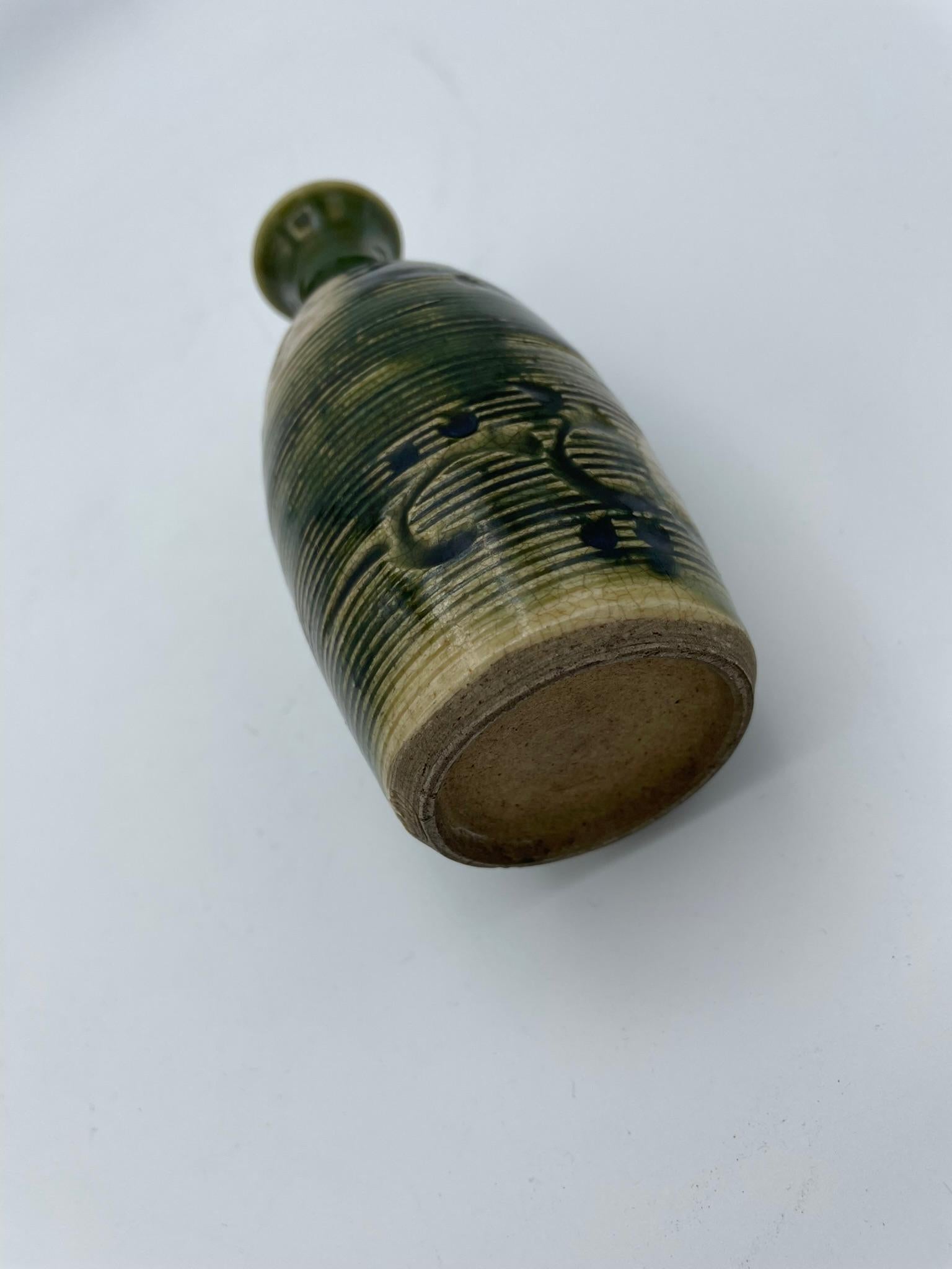 Japanische antike japanische Sakeflasche im Oribe-Stil 'Tokkuri', 1900er Jahre 1