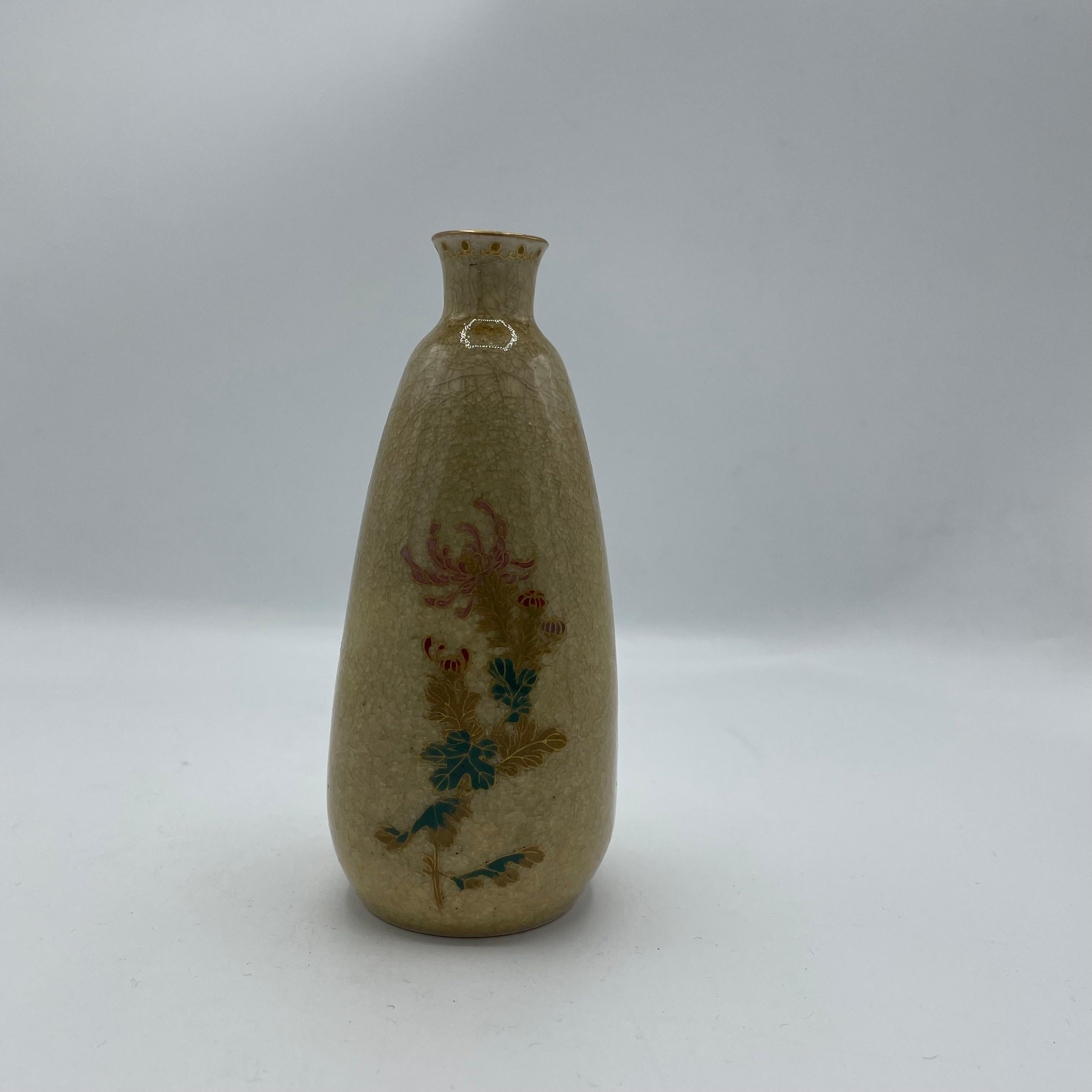 Dies ist eine Sake-Flasche, die wir auf Japanisch 'Tokkuri' nennen.
Dieser wird beim Servieren von Sake verwendet. Sie ist aus Porzellan und wurde in den 1960er Jahren in der Showa-Ära hergestellt.
Auf der Oberfläche befindet sich ein