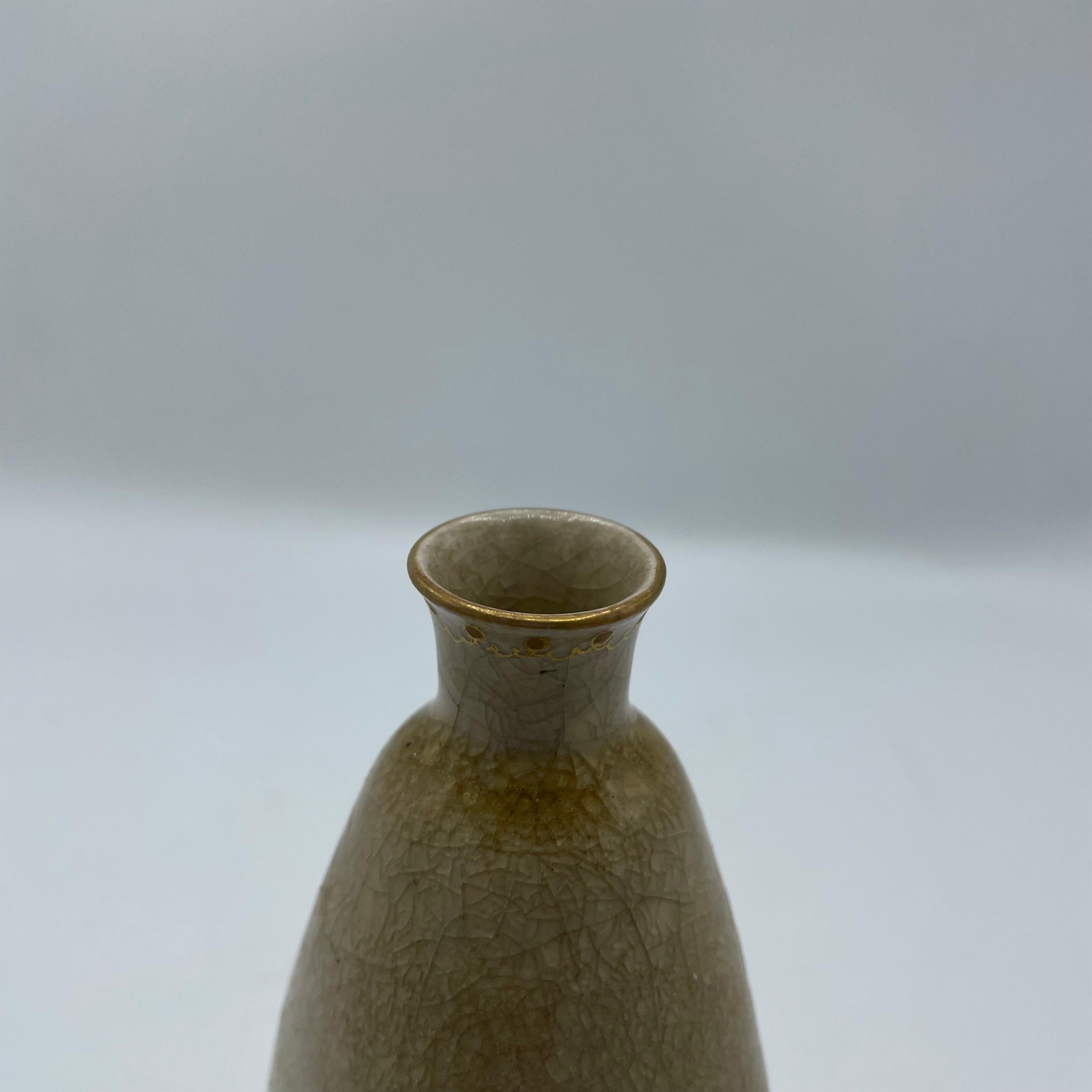 Antike japanische Sake-Flaschenflasche Tokkuri Chrysantheme 1960er Jahre (Mitte des 20. Jahrhunderts)