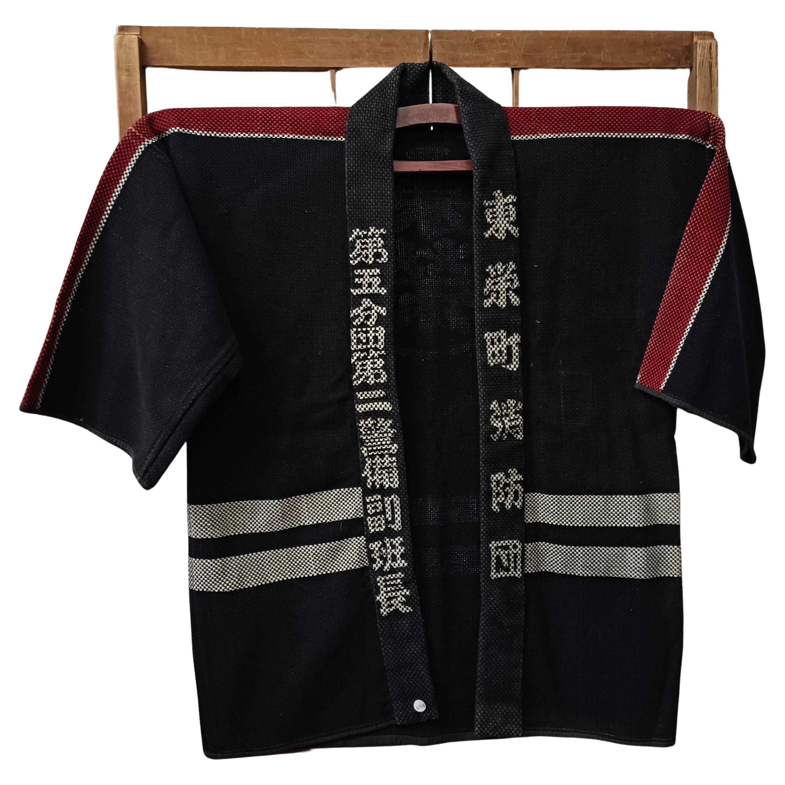 Questo Sashiko b(h)anten è stato realizzato intorno al 1970 nell'epoca Showa in Giappone. 

Sulla parte anteriore c'è scritto 