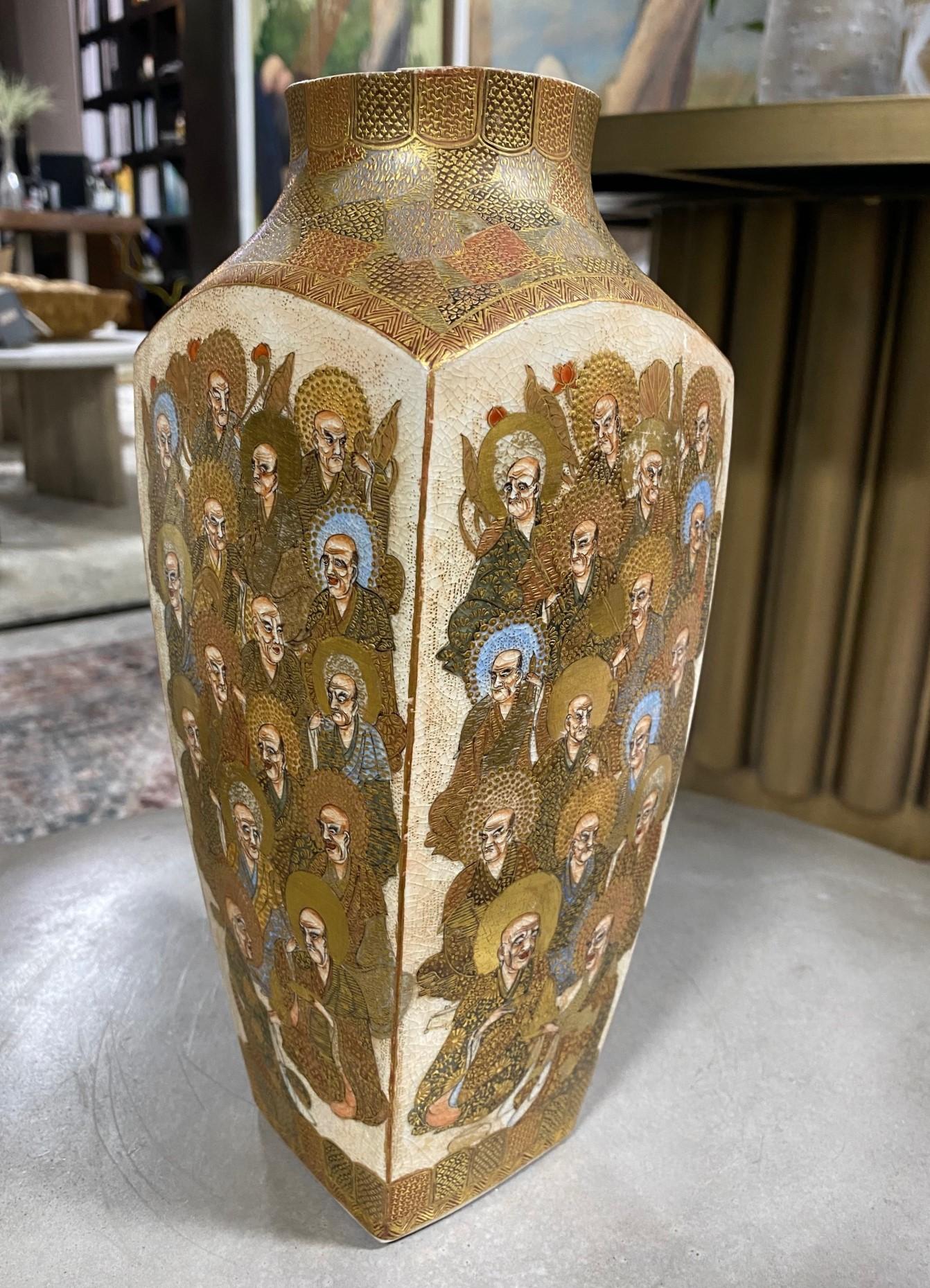 Vase ancien des moines bouddhistes en poterie japonaise de Satsuma avec la marque de l'écusson de Shimazu Bon état - En vente à Studio City, CA