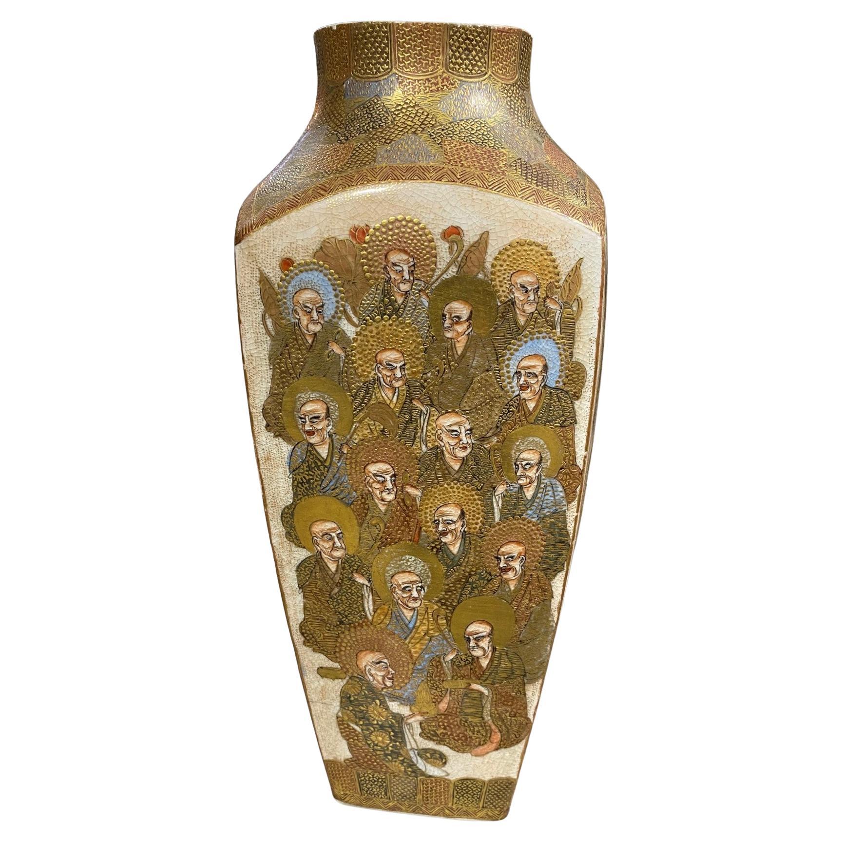 Vase ancien des moines bouddhistes en poterie japonaise de Satsuma avec la marque de l'écusson de Shimazu