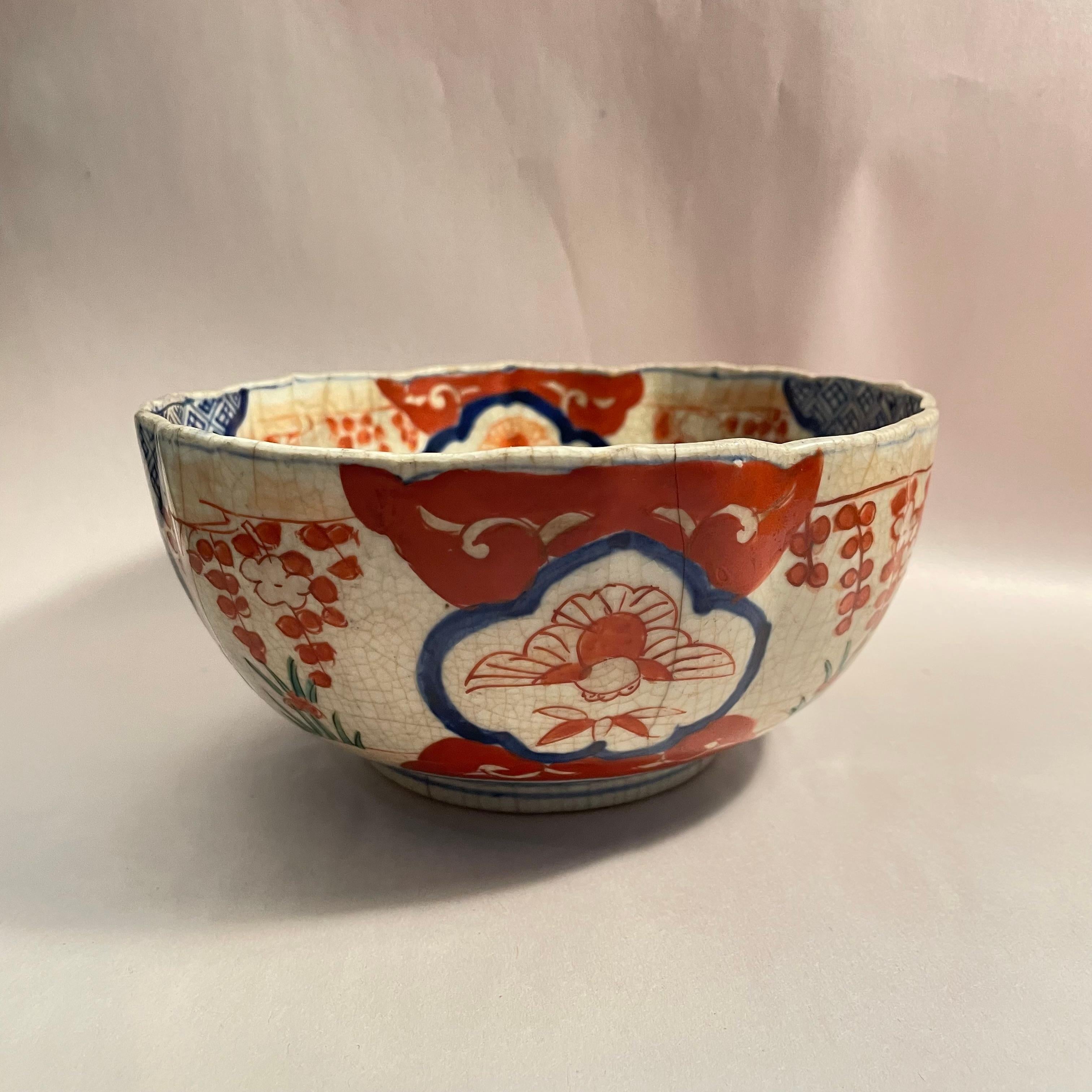 Si tratta di una ciotola da portata realizzata intorno al 1800 nel periodo Edo.
È realizzato in porcellana e dipinto a mano.
Questa ciotola è stata realizzata in stile Koimari (Koimari-ware).
Il motivo utilizzato si chiama Akae Kachou. MEAN, Fiori e