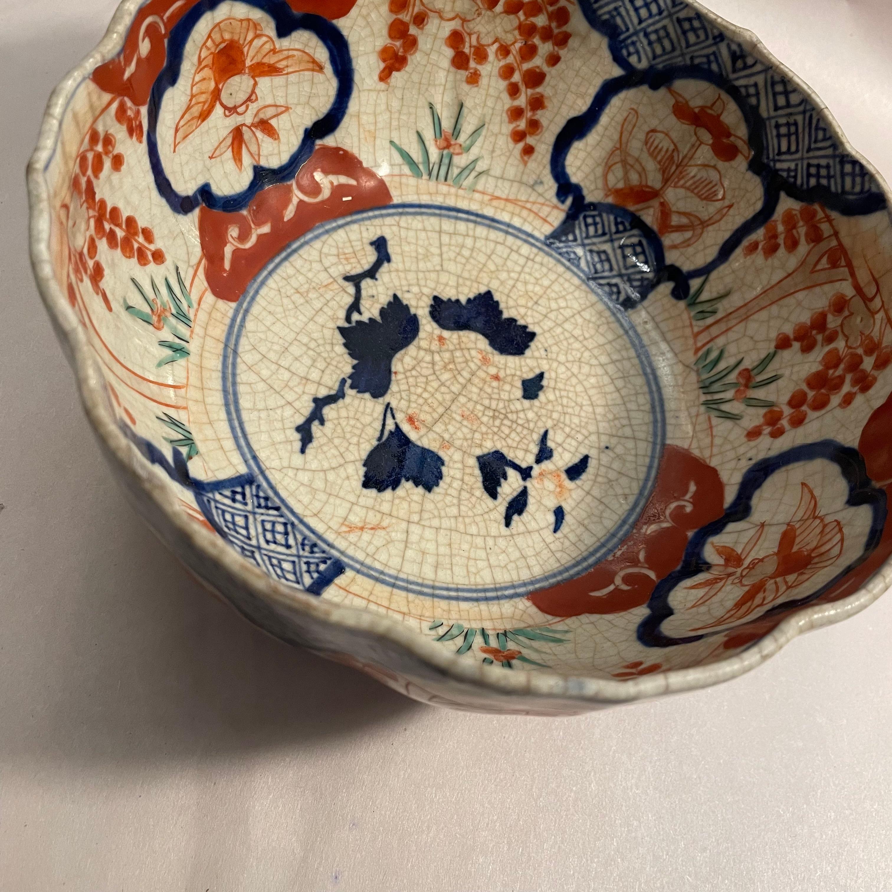 Antica ciotola da portata giapponese 1800s periodo Edo Koimari ware AkaeKacho In condizioni discrete in vendita a Paris, FR