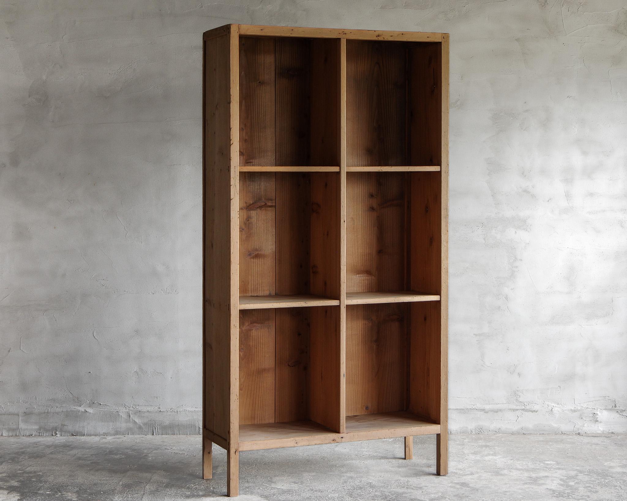 This is a Japanese antique shelf.

This decorative shelf exudes the charm of antiques, with its unique vertical grid design leaving a distinct impression. Its design is simple yet refined, making it an ideal accent for any room.

Its legged design