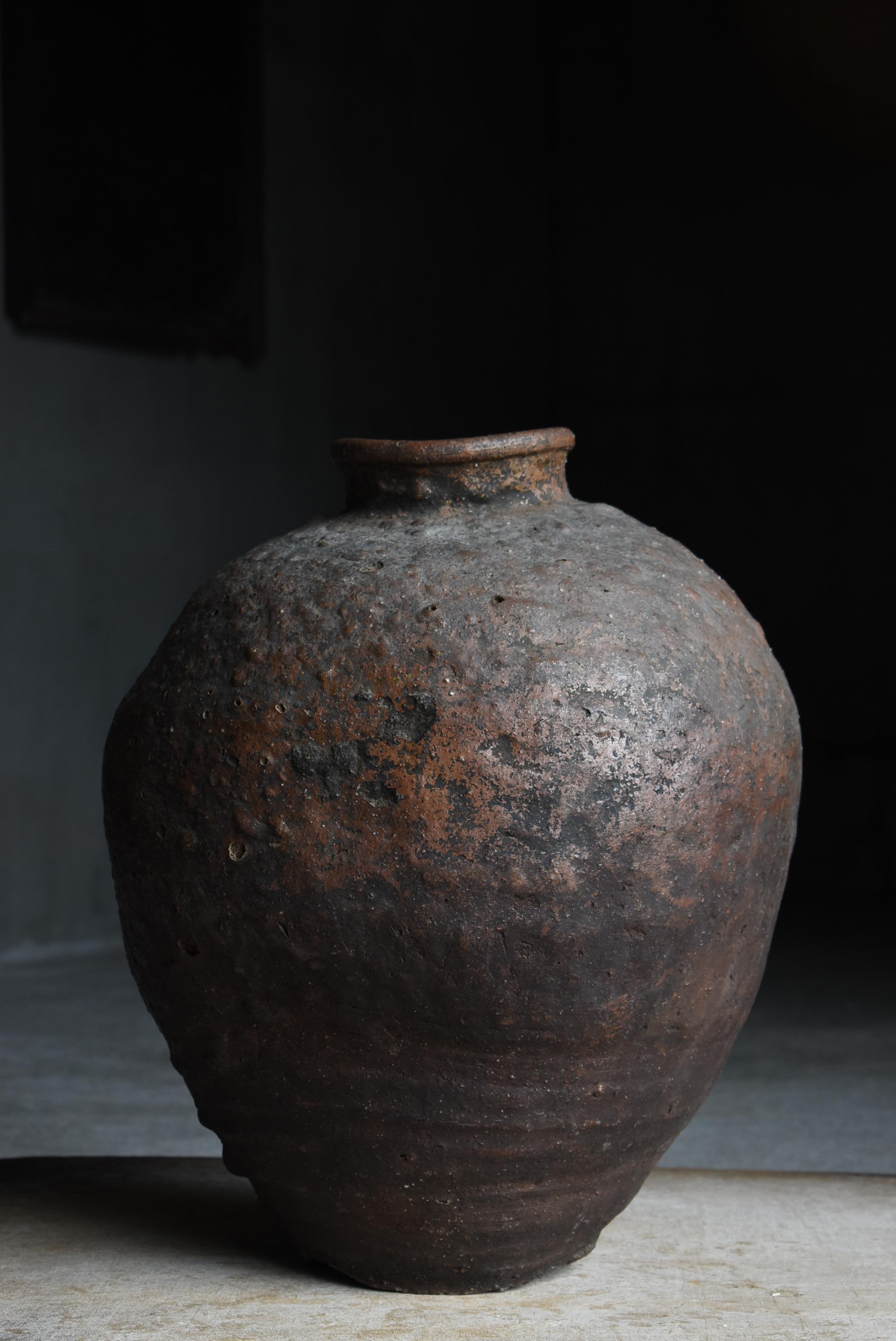 Japanese Antique Shigaraki ware 17th Century / Pottery Vase Wabisabi (18. Jahrhundert und früher) im Angebot