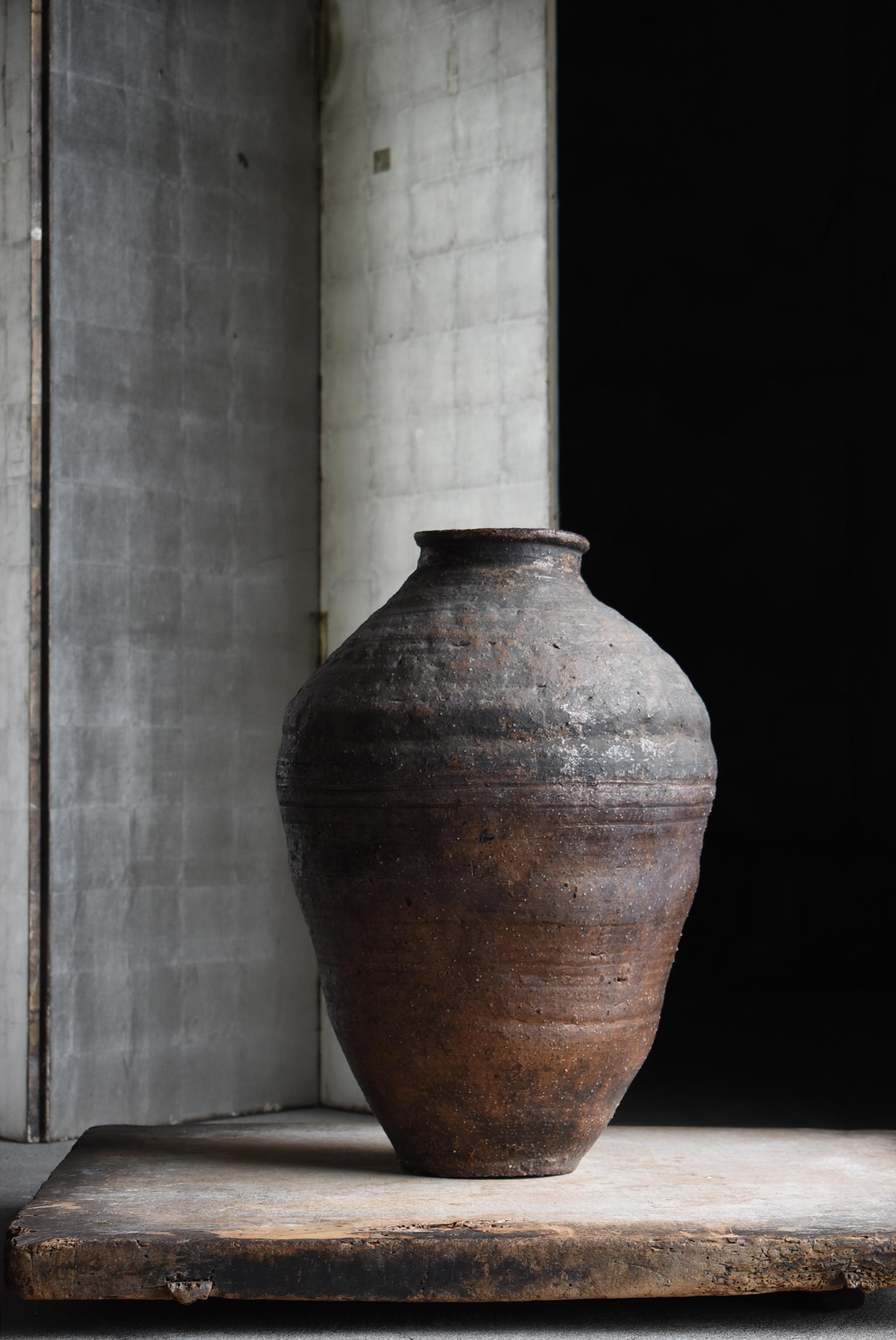 Questo è un vecchio vaso Shigaraki ware di grandi dimensioni prodotto in Giappone.
Si stima che sia stato prodotto nel tardo periodo Edo, intorno al XVIII secolo. Tra le ceramiche tradizionali giapponesi, la ceramica Shigaraki è molto apprezzata per